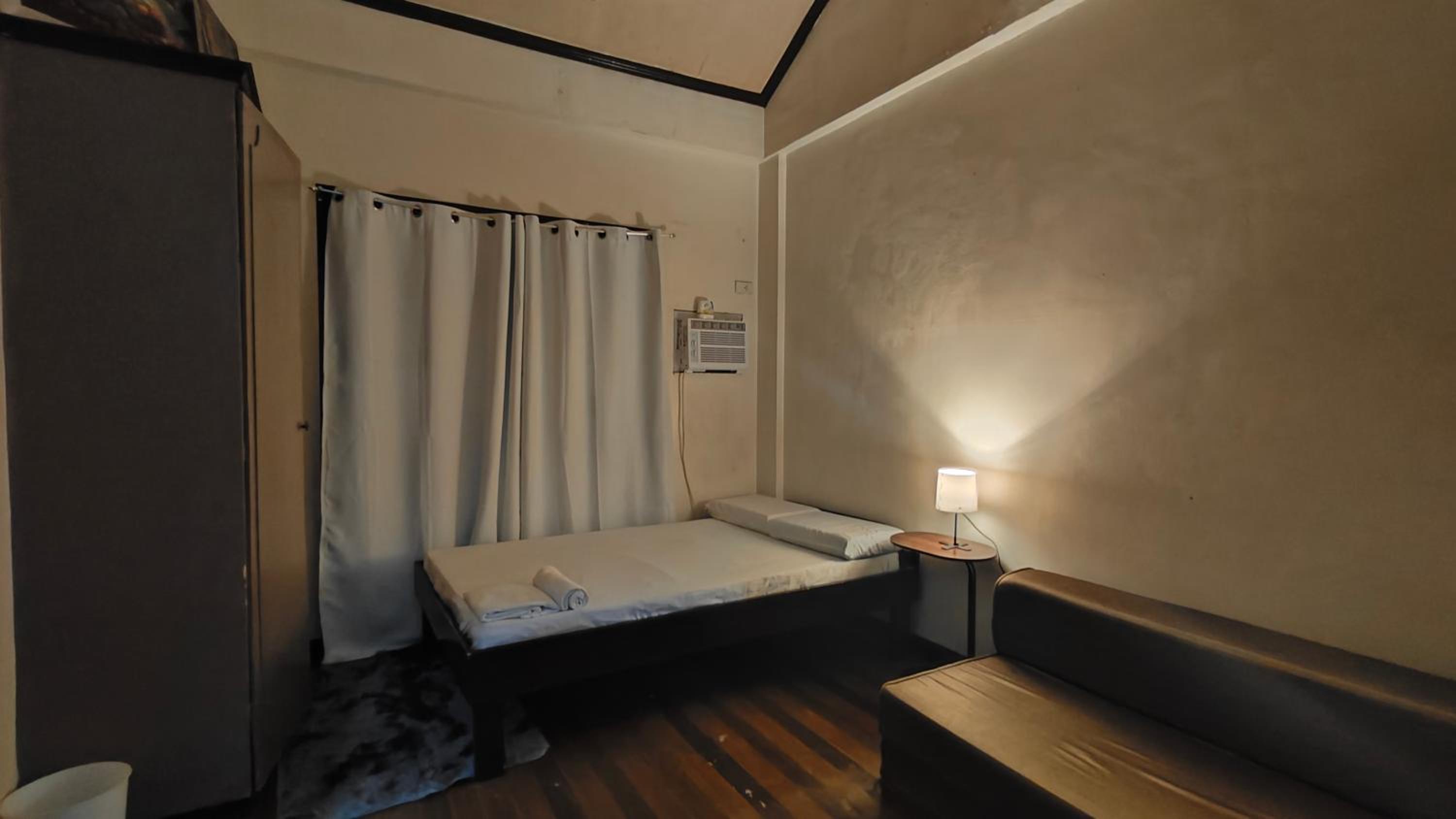 Spacious 3-Floor 6-BR Home, Pool, BBQ, KTV, WIFI