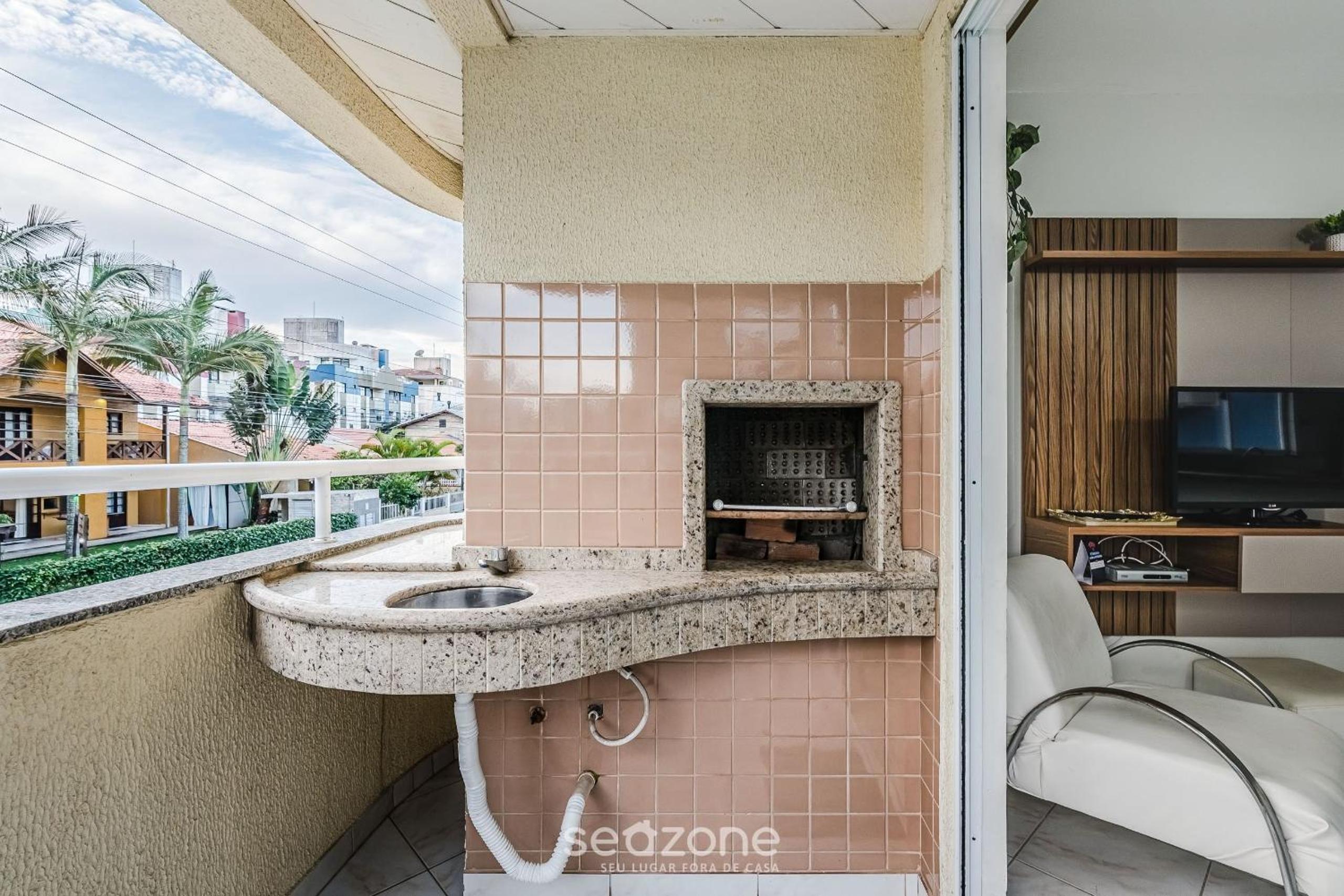 2BR apt w/balcony 220m Bombas FDL103