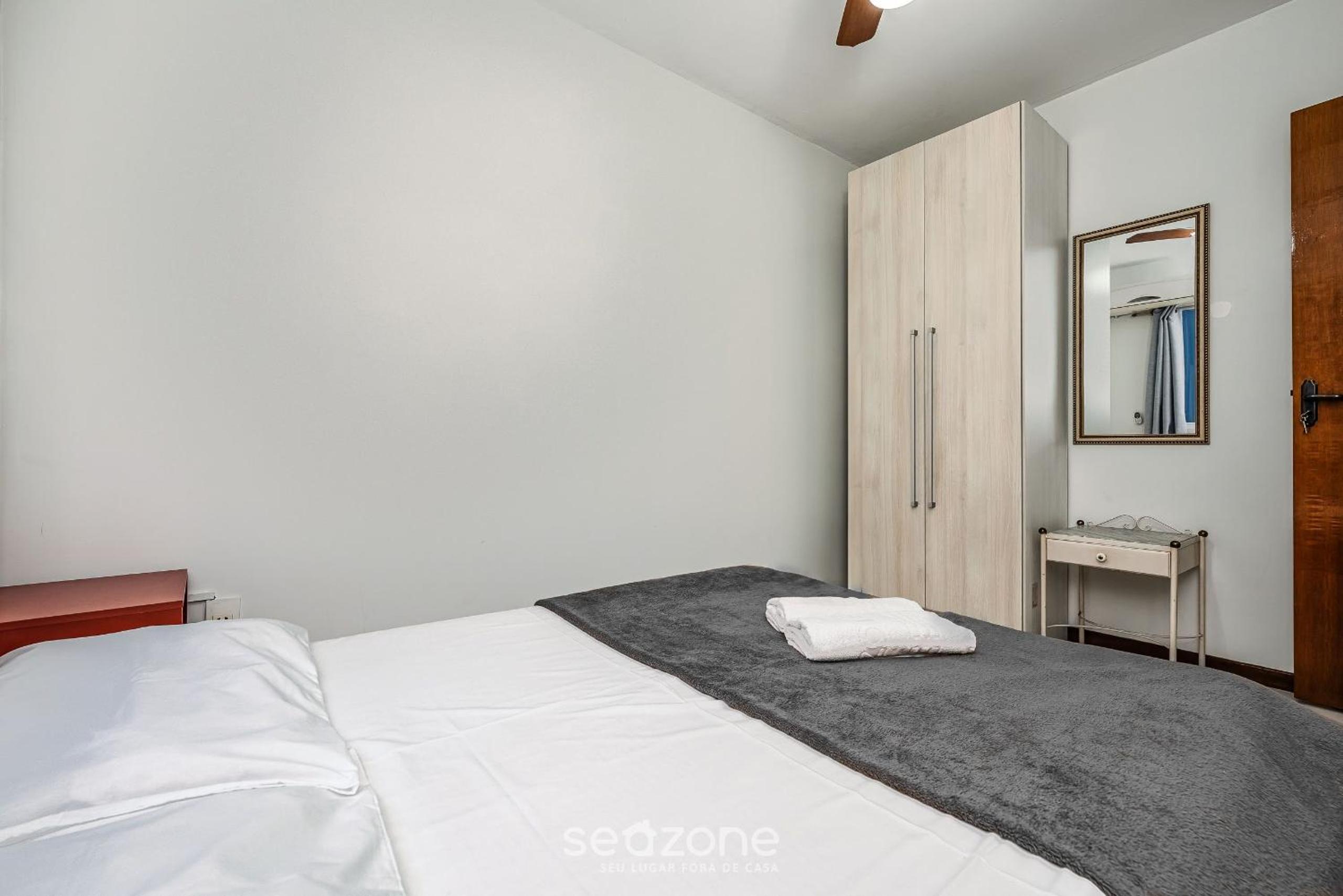 2BR apt w/balcony 220m Bombas FDL103