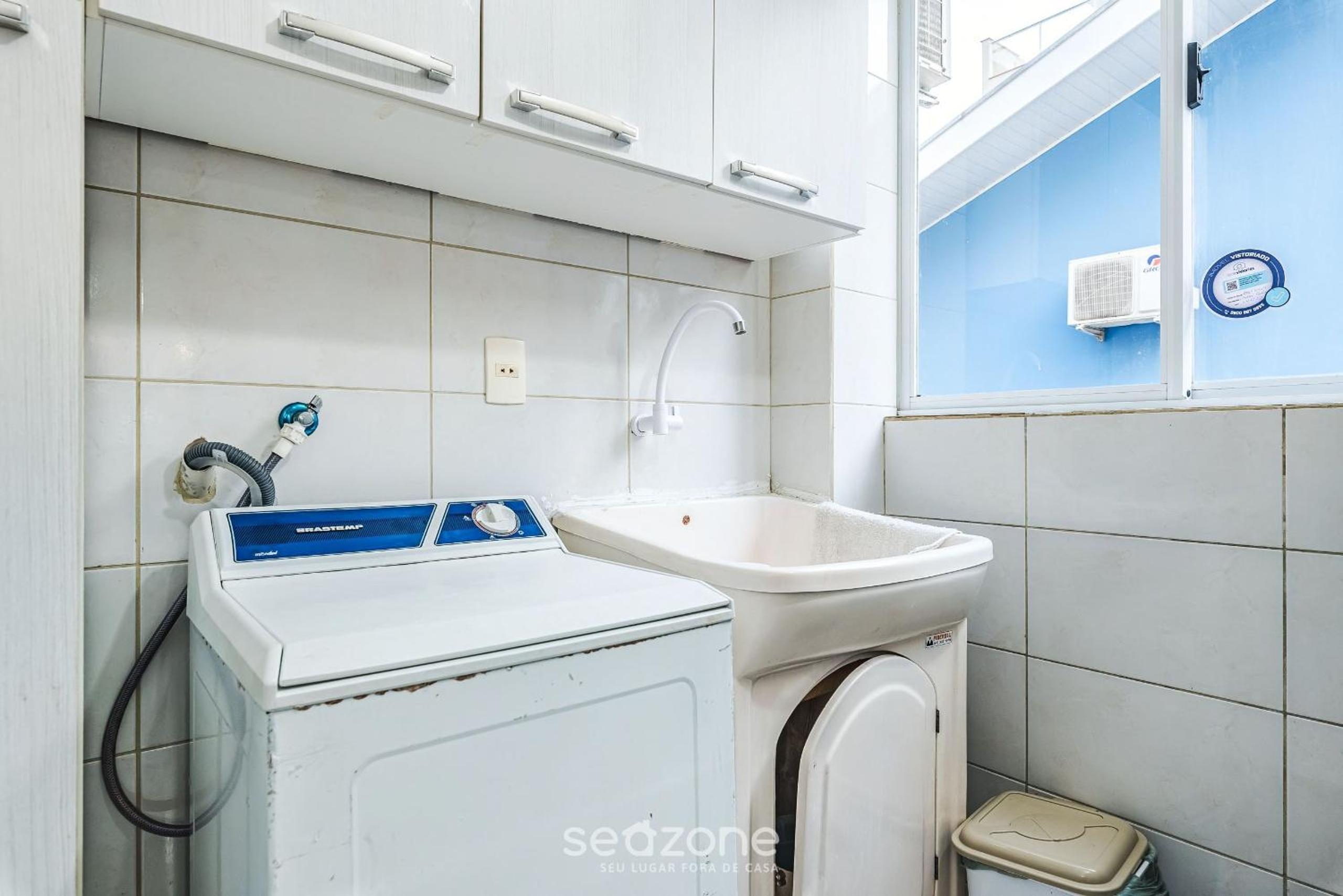 2BR apt w/balcony 220m Bombas FDL103