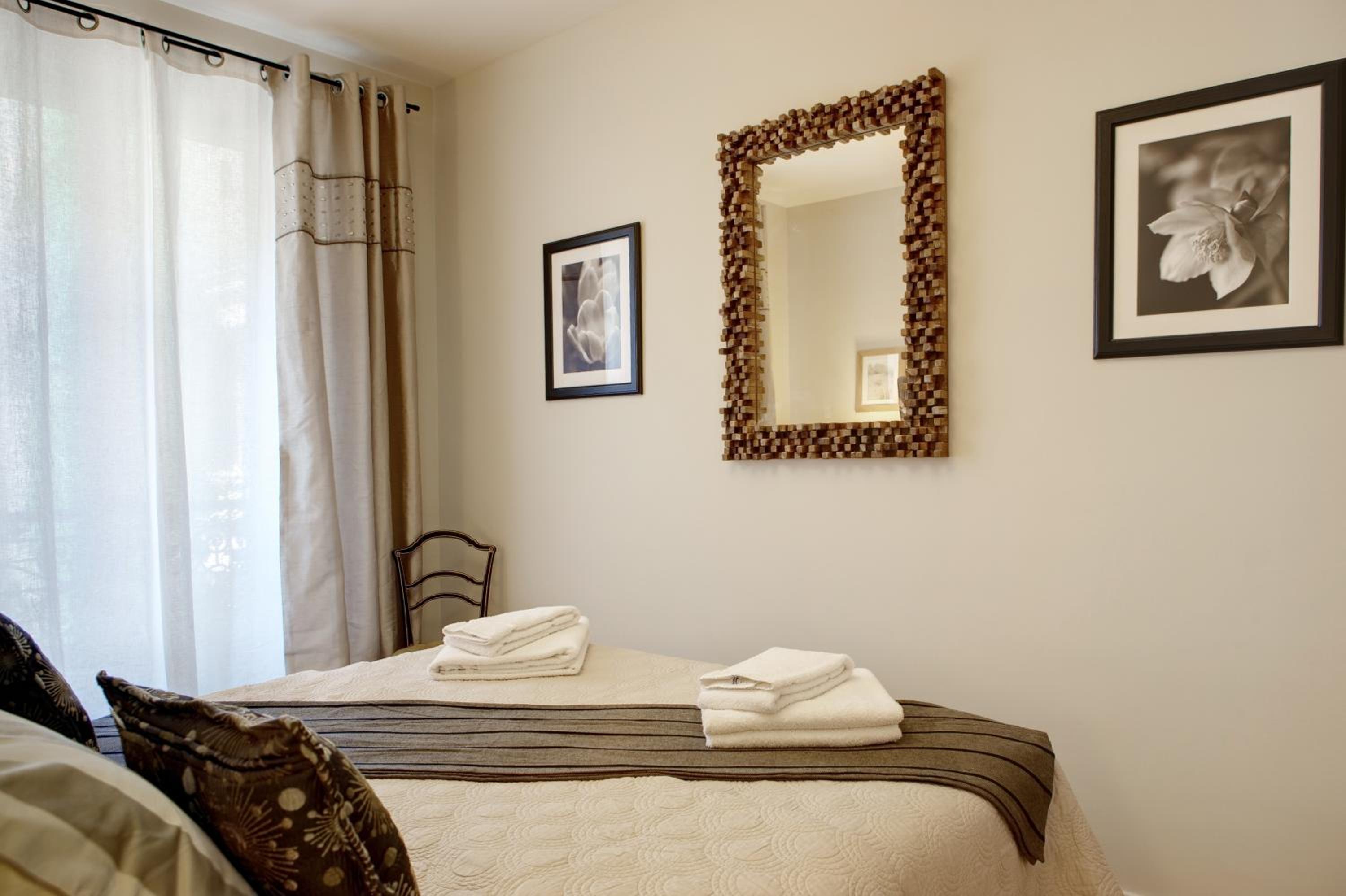 Paris Sevigne Elegant residence