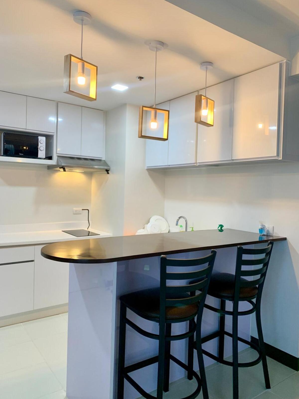Bright & Cozy High-Rise Condo