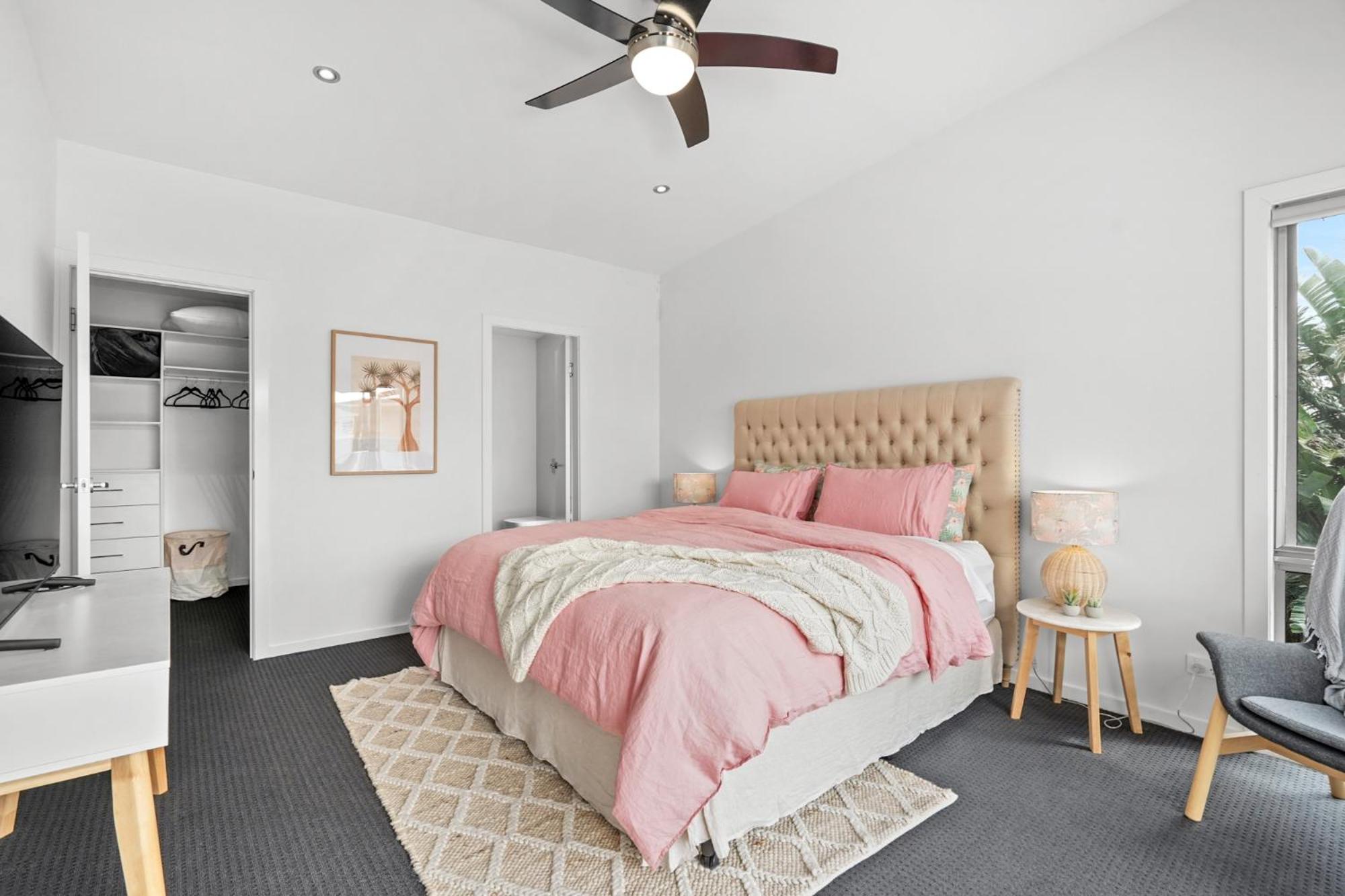 Luxurious 5-Bed Home by Avoca Beach