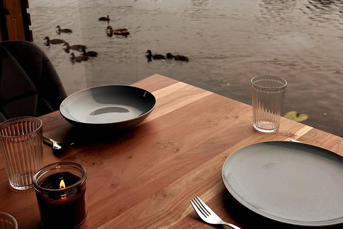 Ruheoase am Wasser, Sauna-Hausboot in Naturidylle