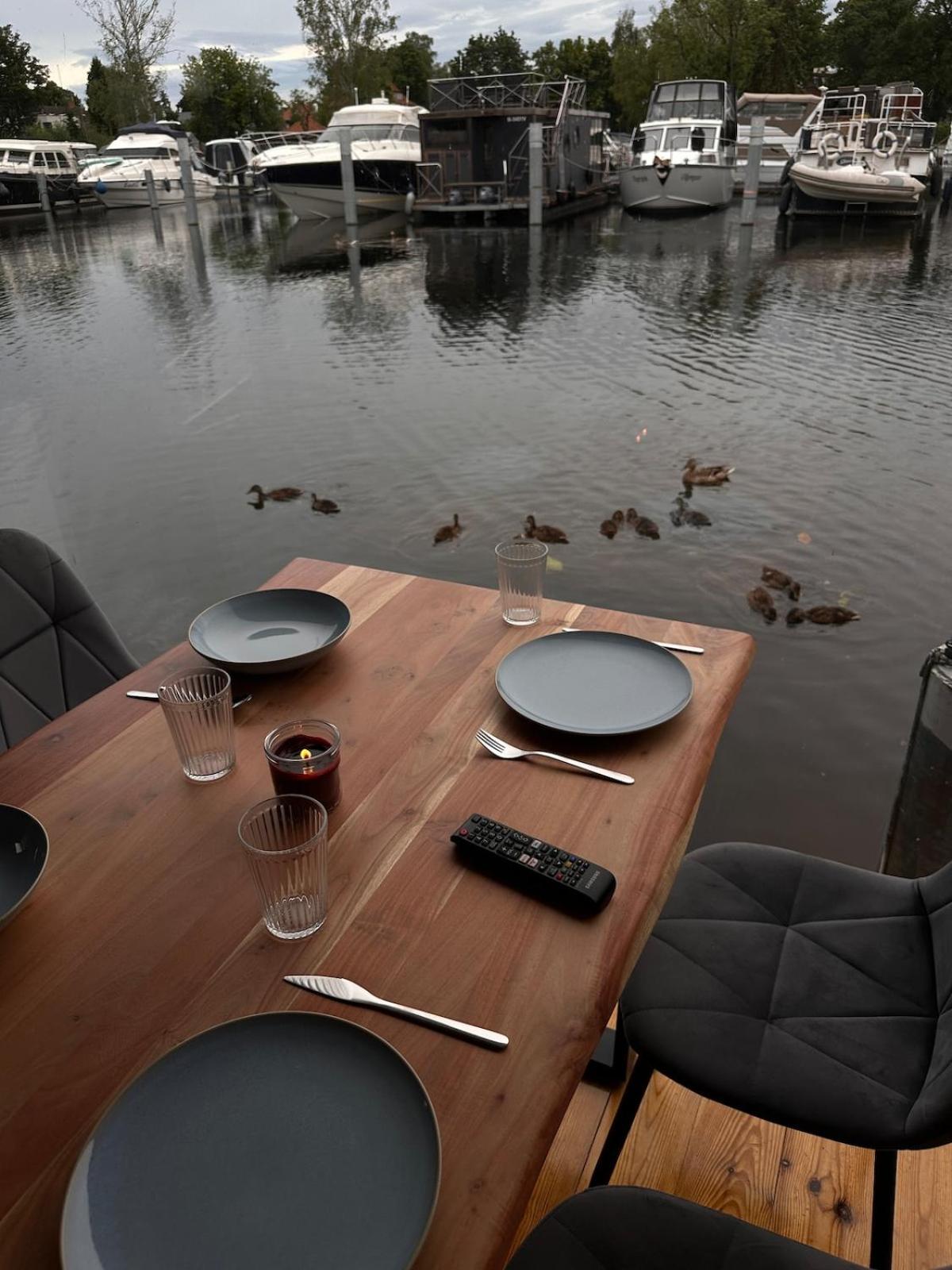 Ruheoase am Wasser, Sauna-Hausboot in Naturidylle