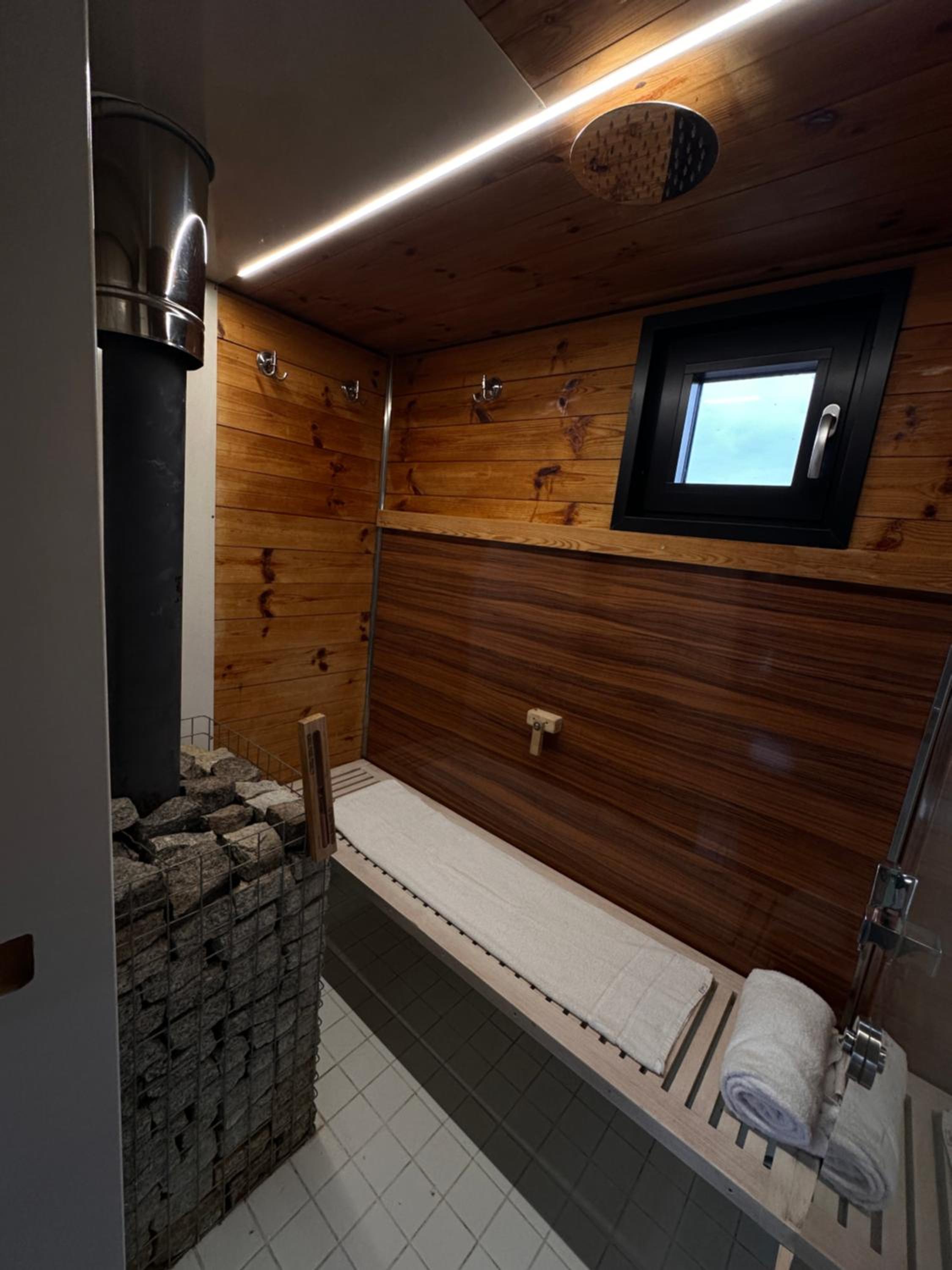 Ruheoase am Wasser, Sauna-Hausboot in Naturidylle