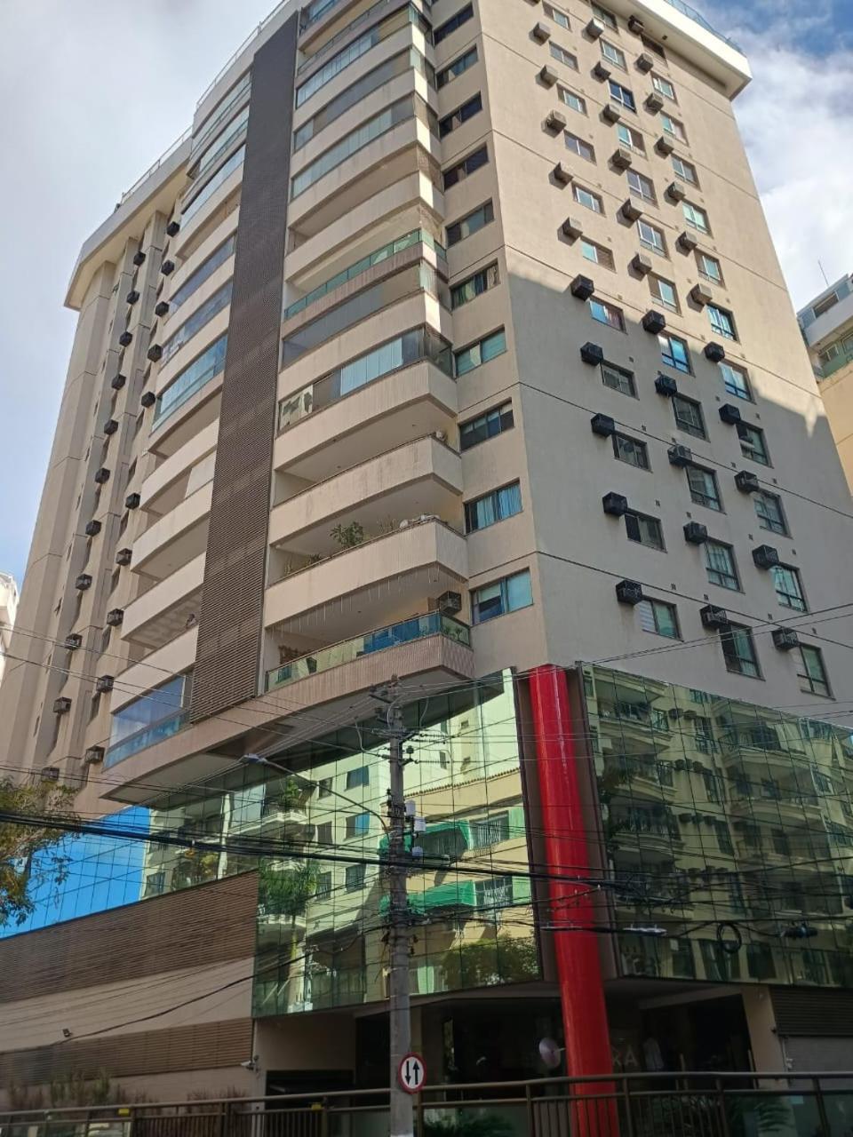 Suite, 2quartos, cozinha completa, varandão, 2 vagas de garagem