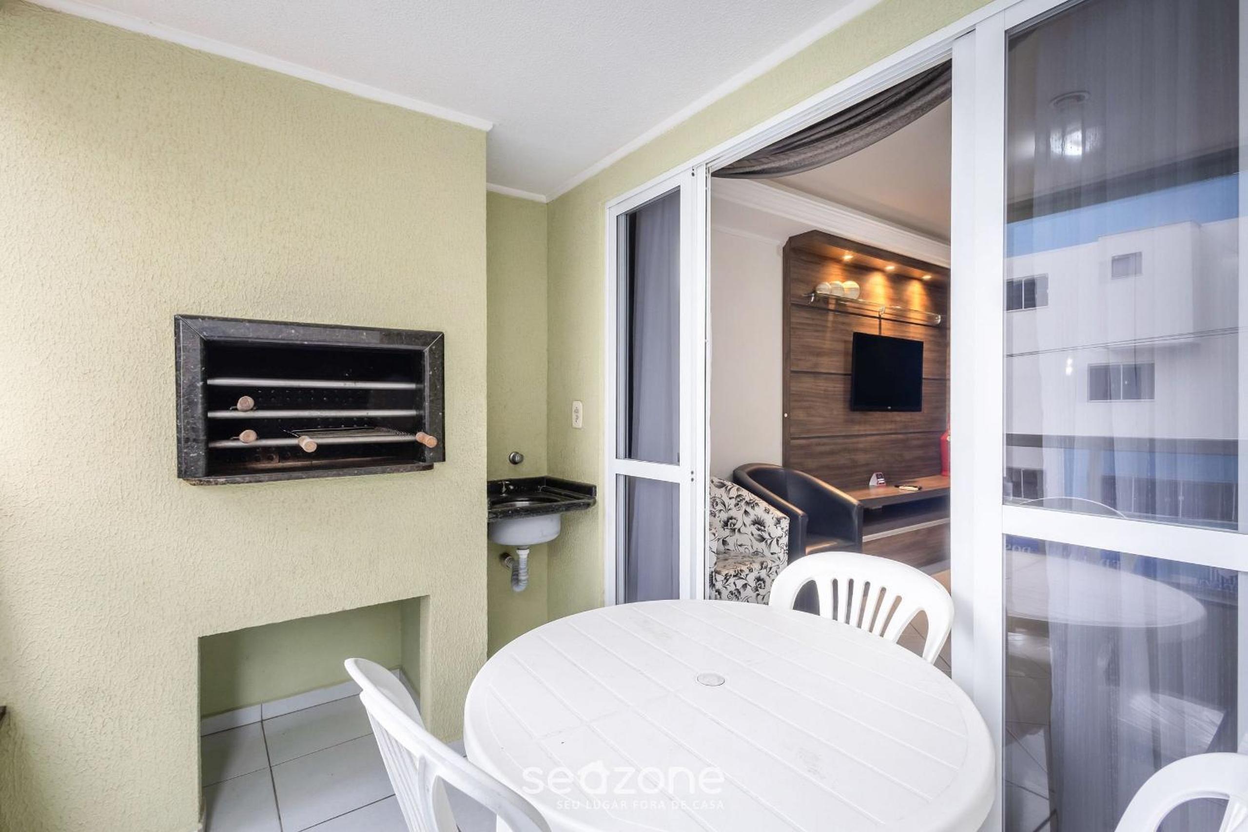Fully equipped apartments steps from the sea in Meia Praia – OBS