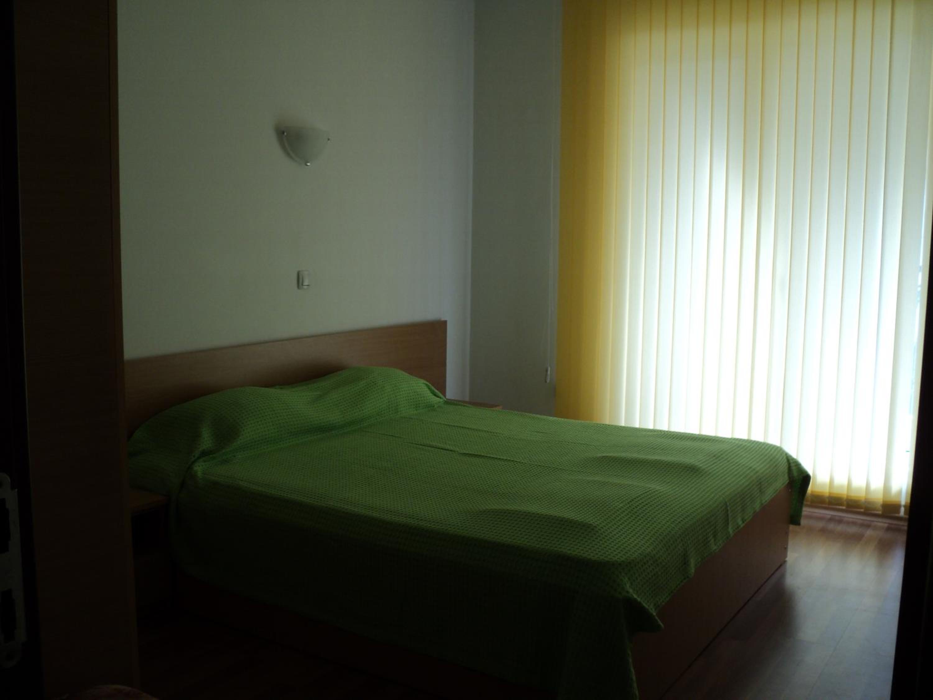 Meni Apartments and Guest Rooms