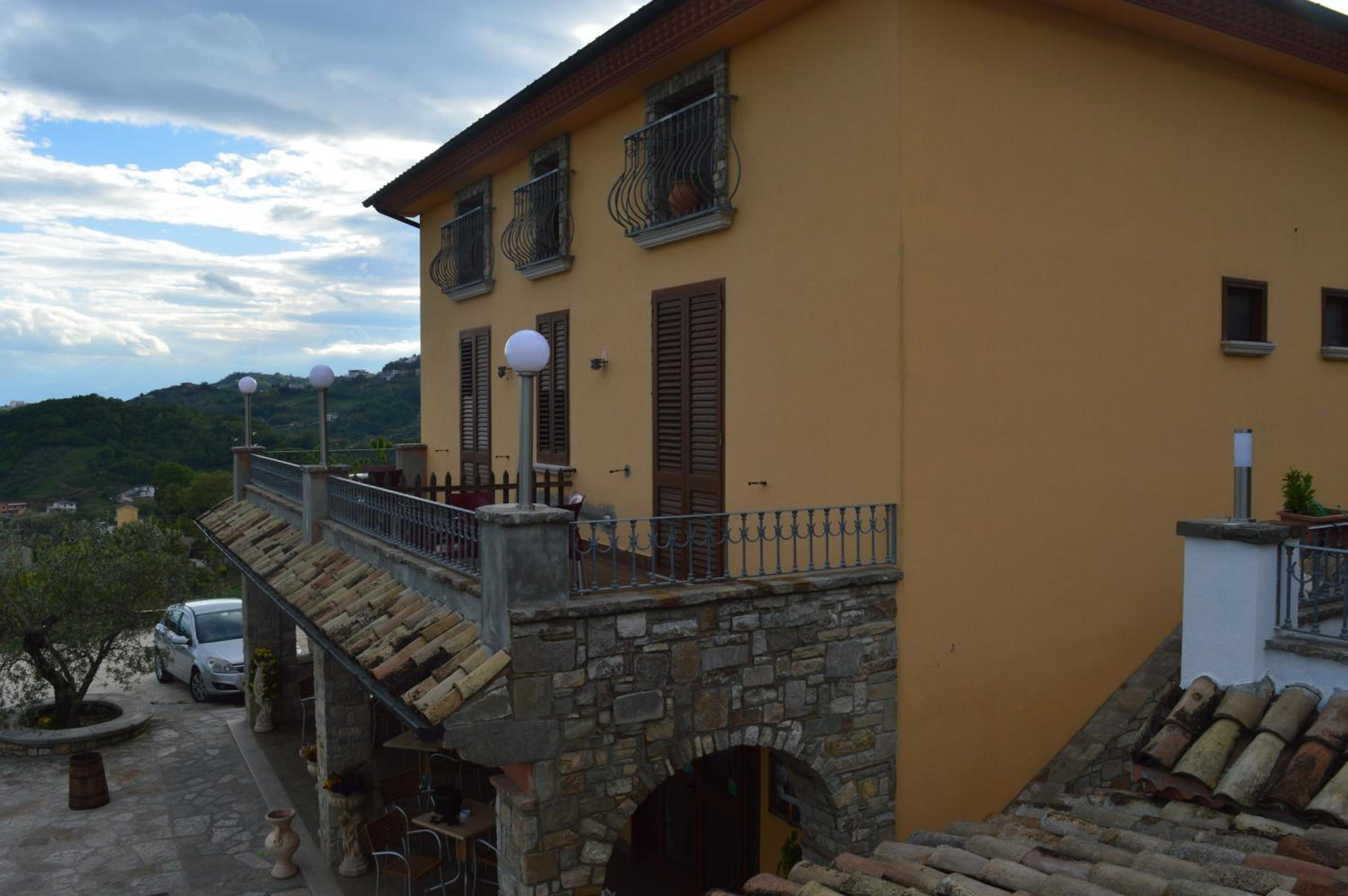 Villa Tre Colli Agri B&B