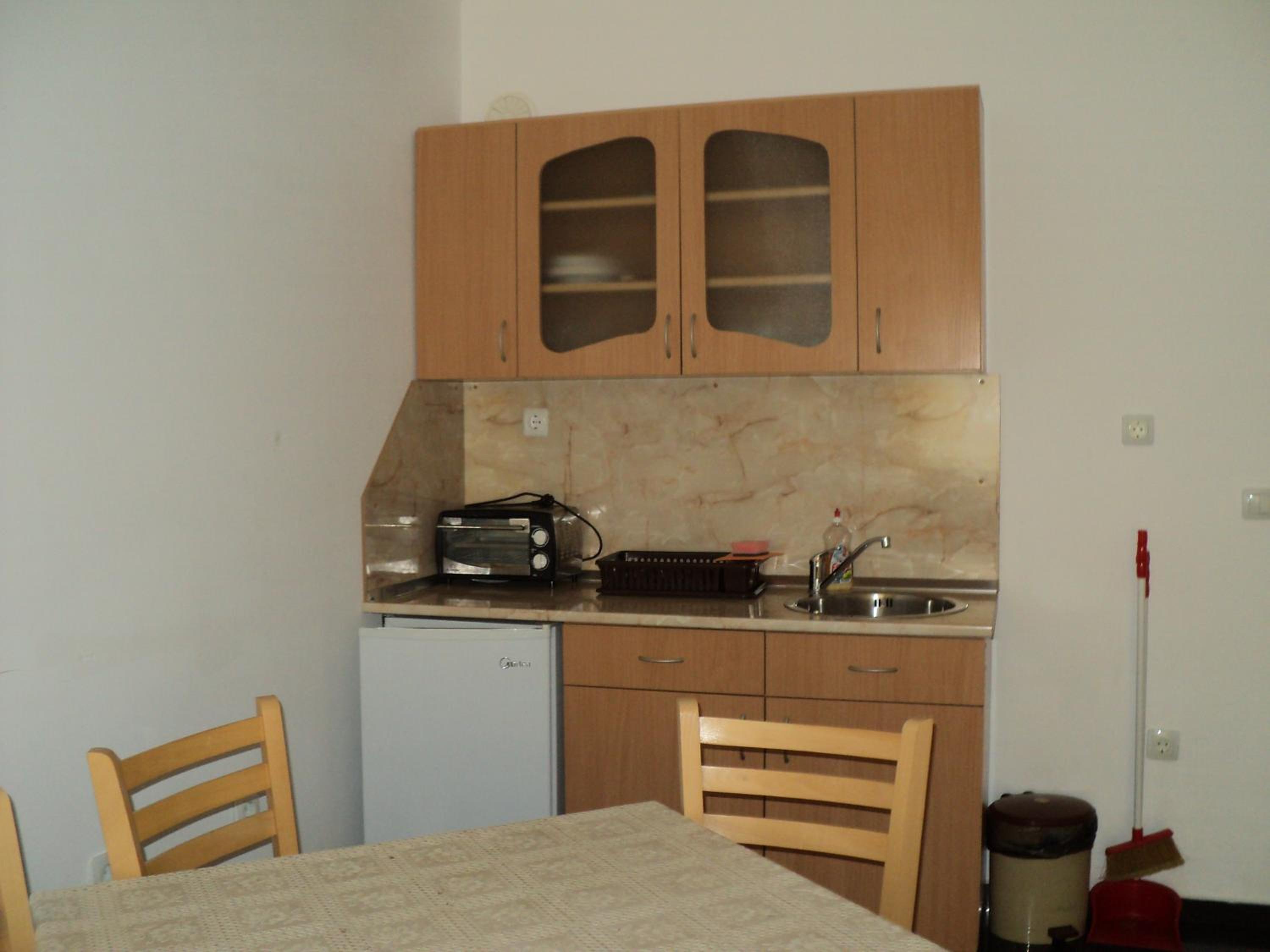 Meni Apartments and Guest Rooms