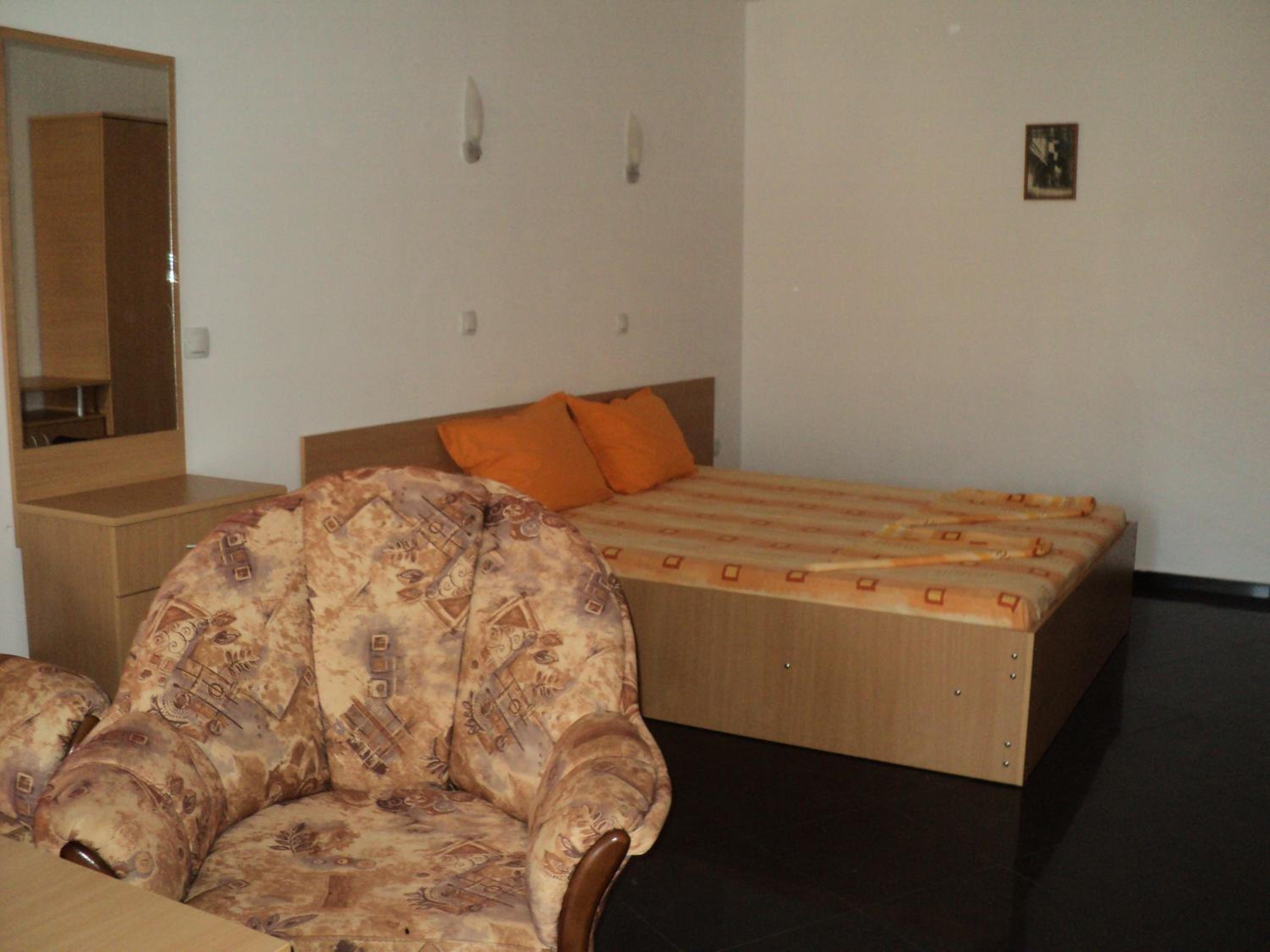Meni Apartments and Guest Rooms