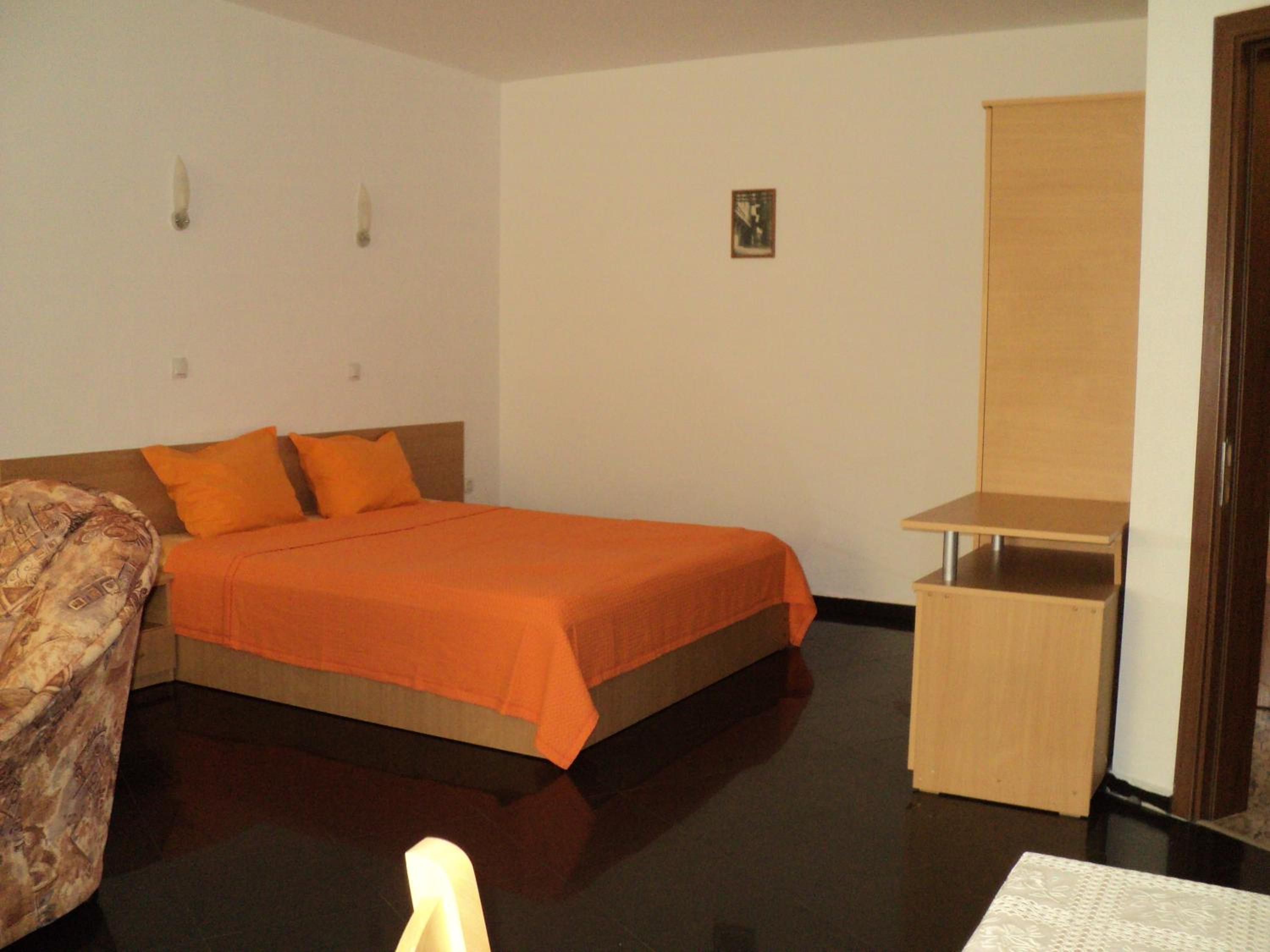 Meni Apartments and Guest Rooms
