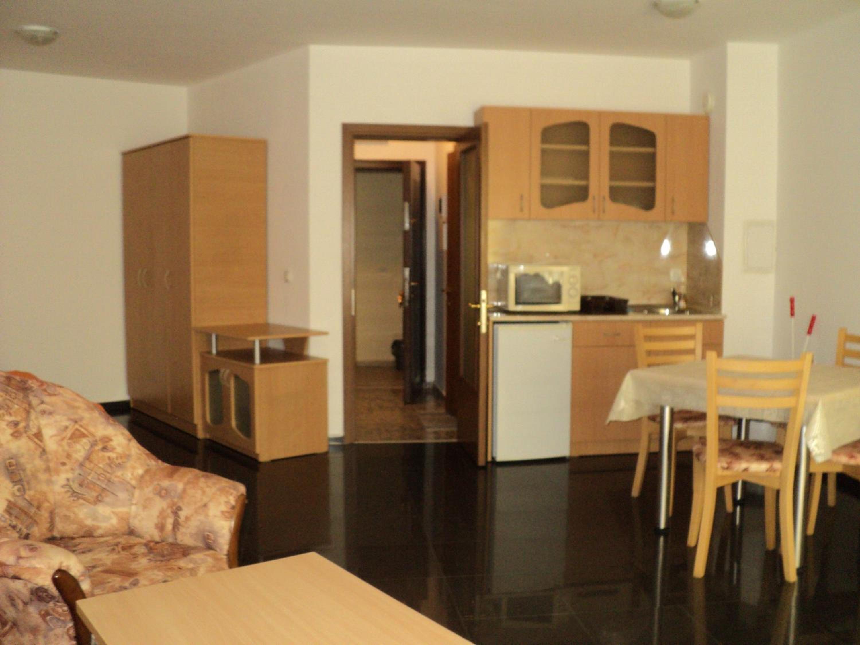 Meni Apartments and Guest Rooms