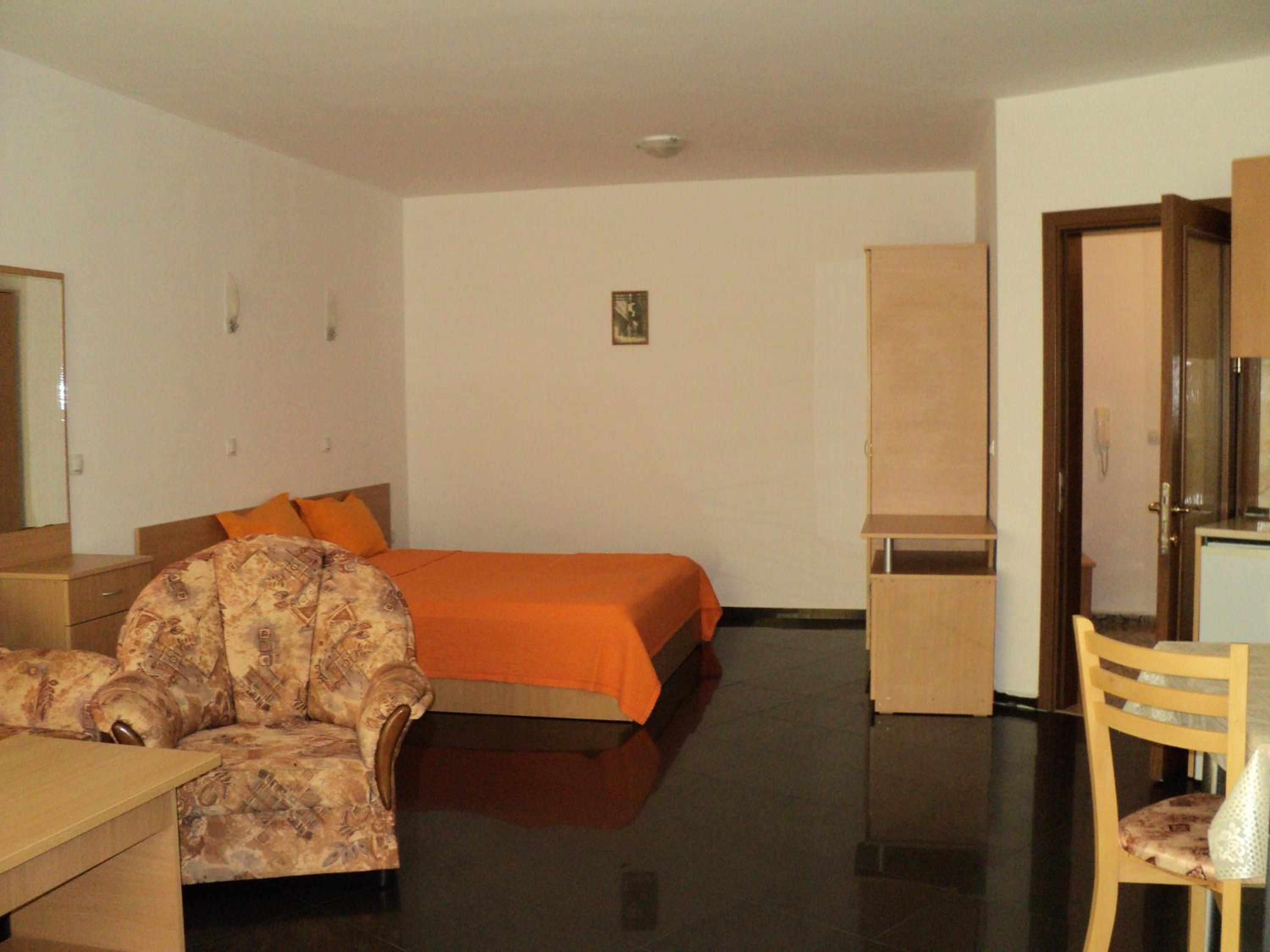 Meni Apartments and Guest Rooms