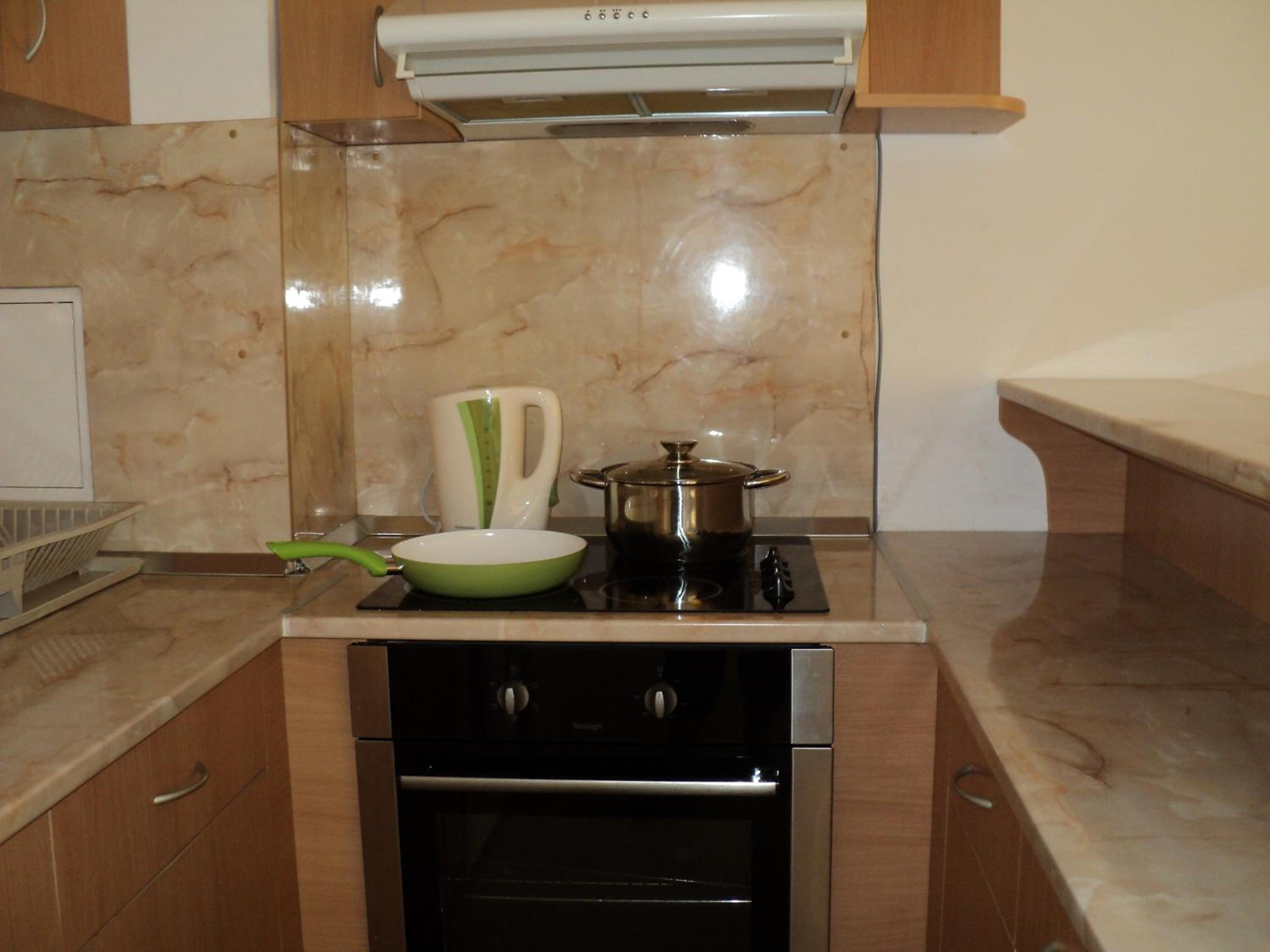 Meni Apartments and Guest Rooms