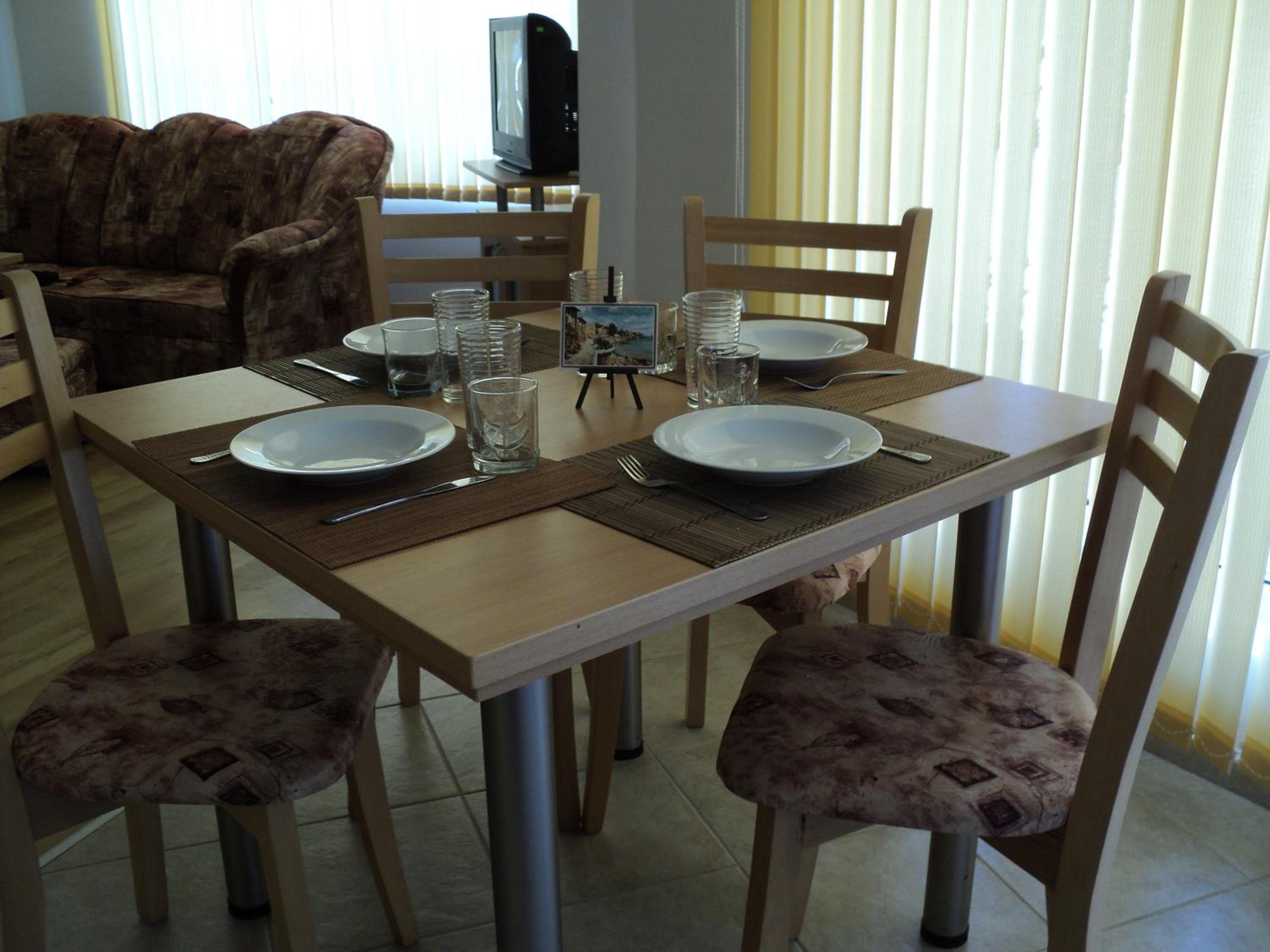 Meni Apartments and Guest Rooms