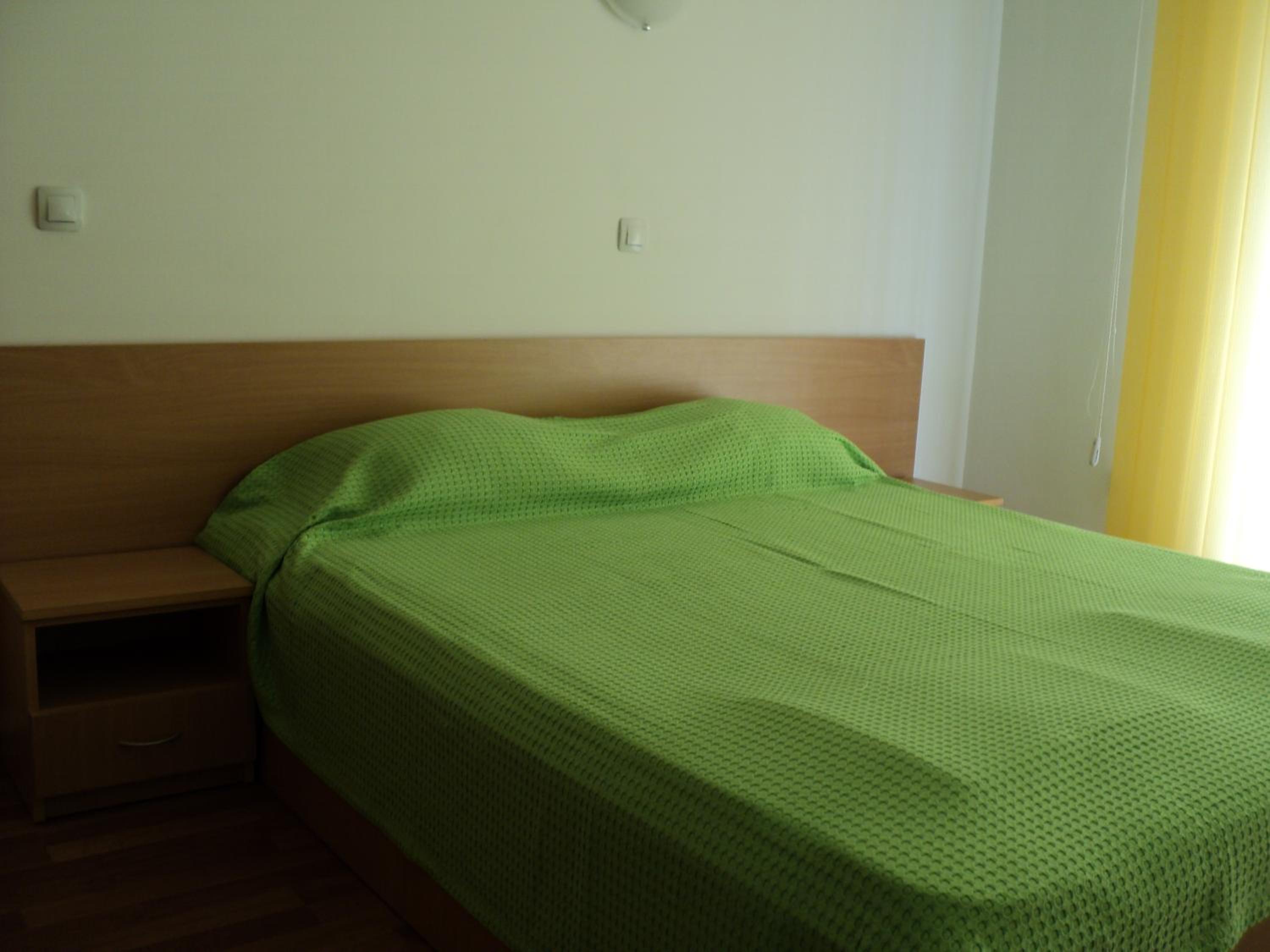 Meni Apartments and Guest Rooms