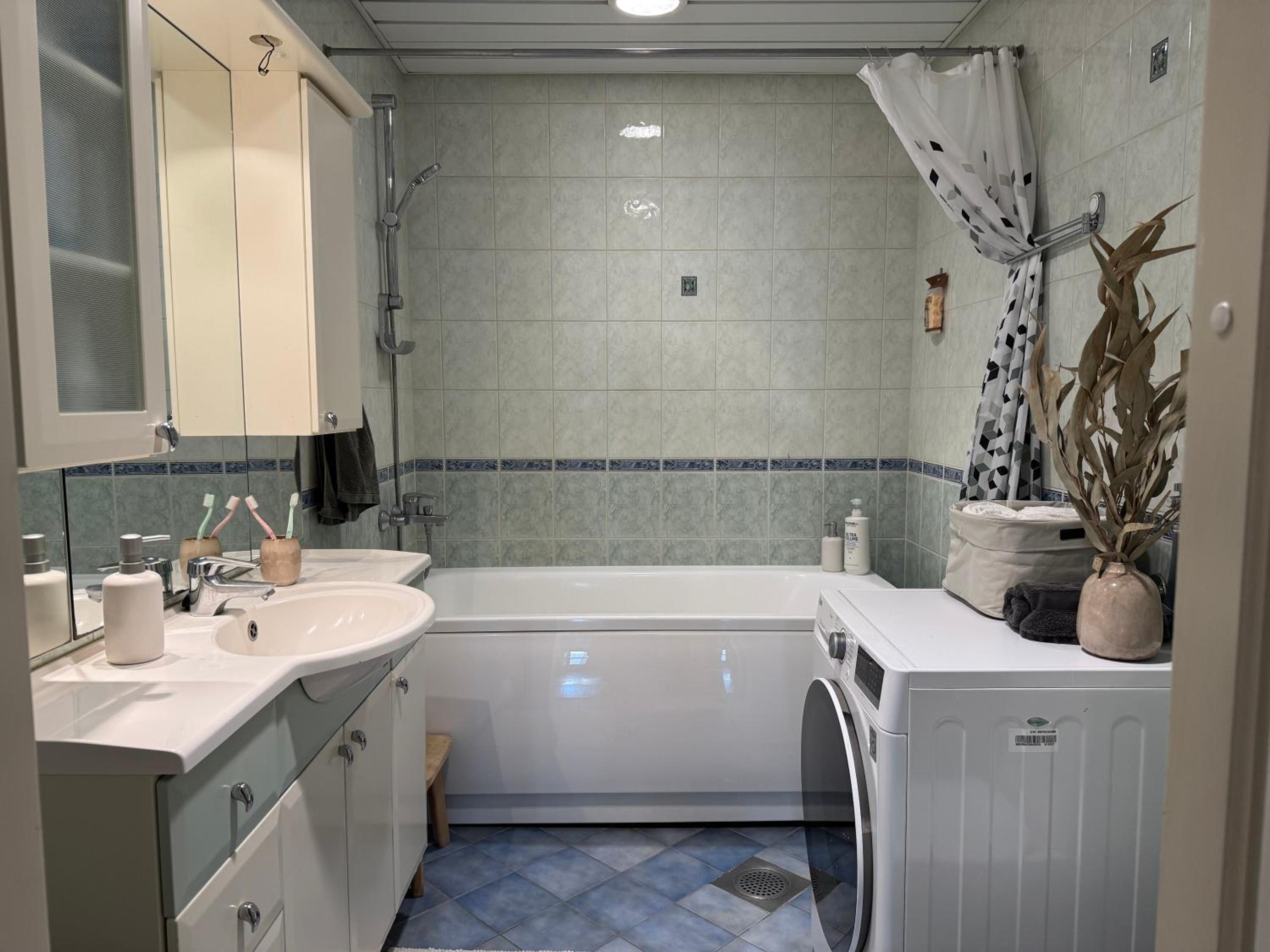 100 square meter 4-room central smart apt
