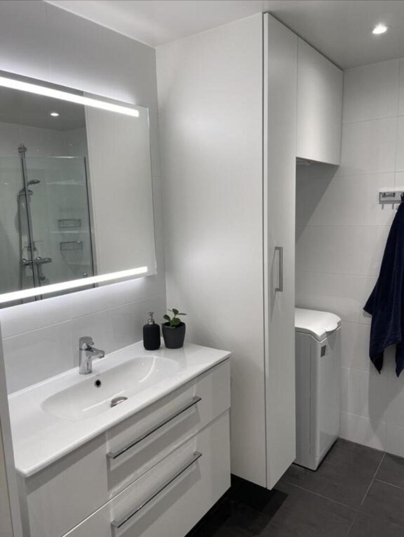 Modern, bright 2 bedroom apartment with great views