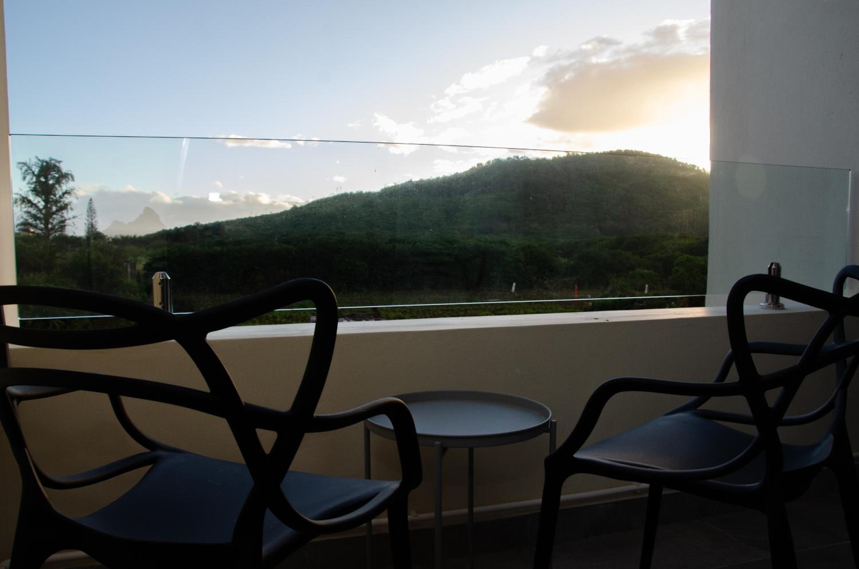 Ellara Escapes - Modern 1-Bedroom Apartment with Hill View - Sodnac, Quatre Bornes