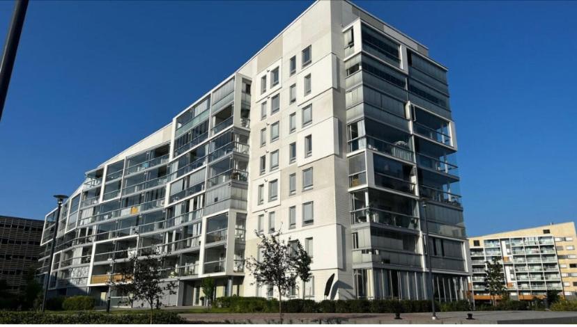 Modern, bright 2 bedroom apartment with great views