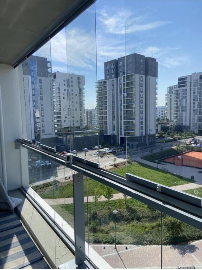 Modern, bright 2 bedroom apartment with great views