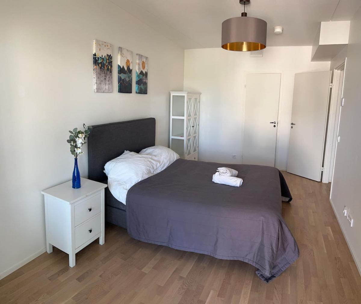 Modern, bright 2 bedroom apartment with great views