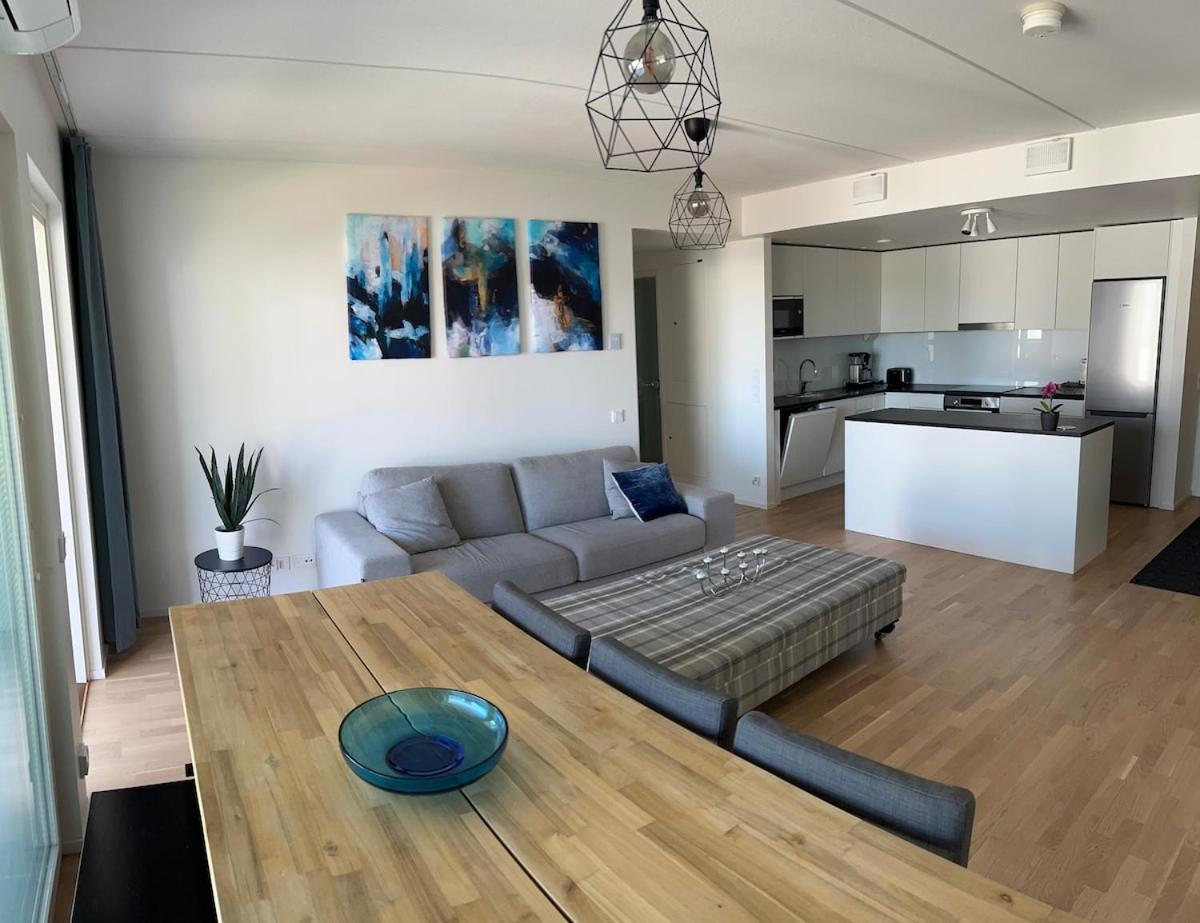 Modern, bright 2 bedroom apartment with great views