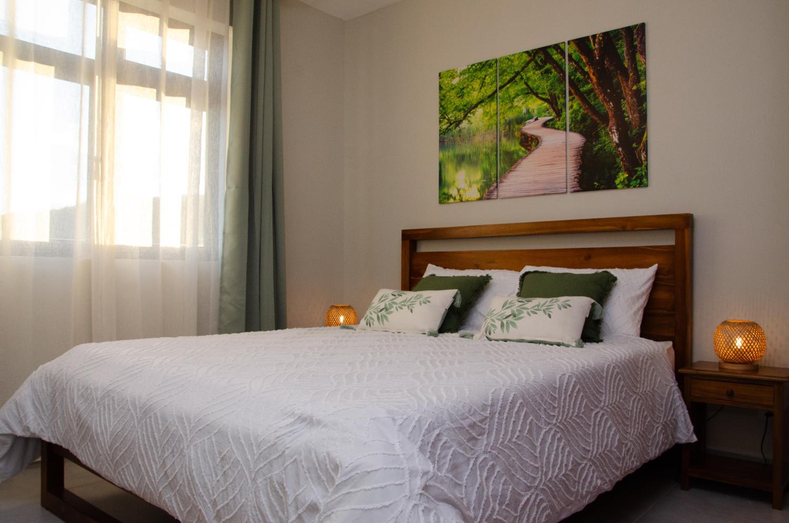 Ellara Escapes - Modern 1-Bedroom Apartment with Hill View - Sodnac, Quatre Bornes