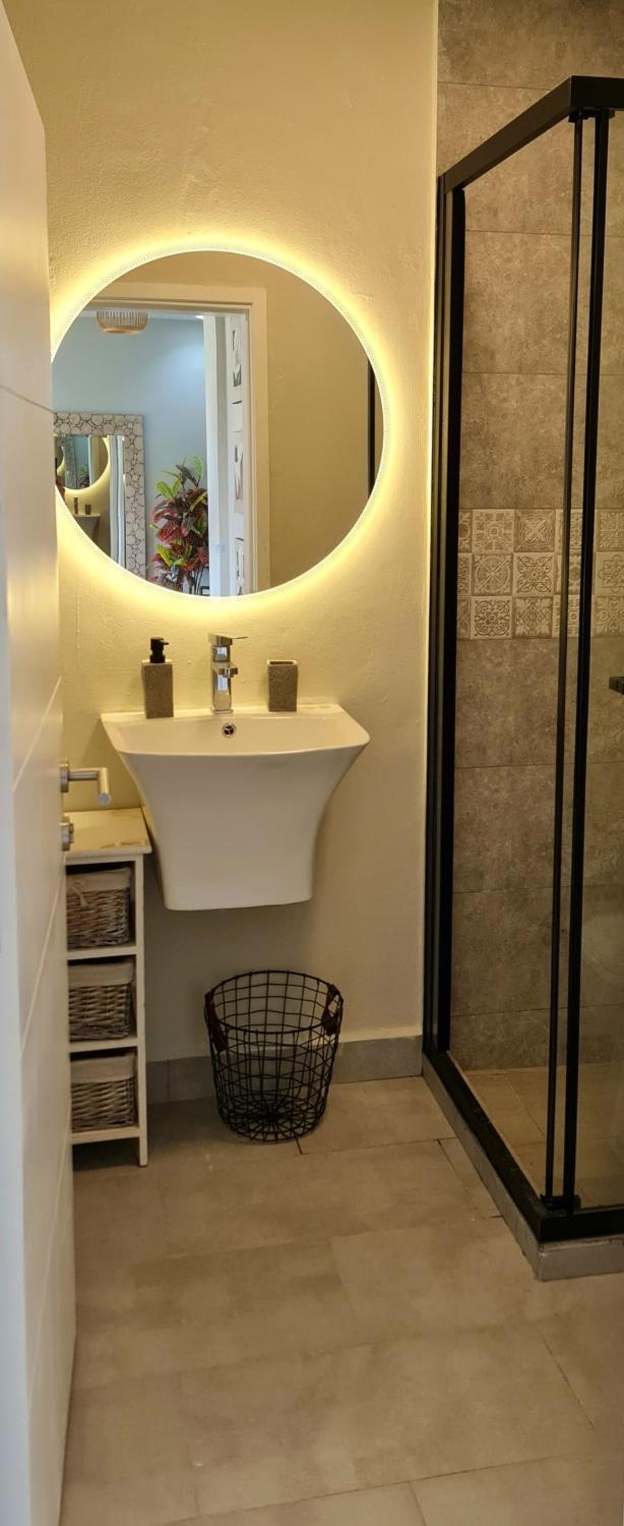 Ellara Escapes - Modern 1-Bedroom Apartment with Hill View - Sodnac, Quatre Bornes