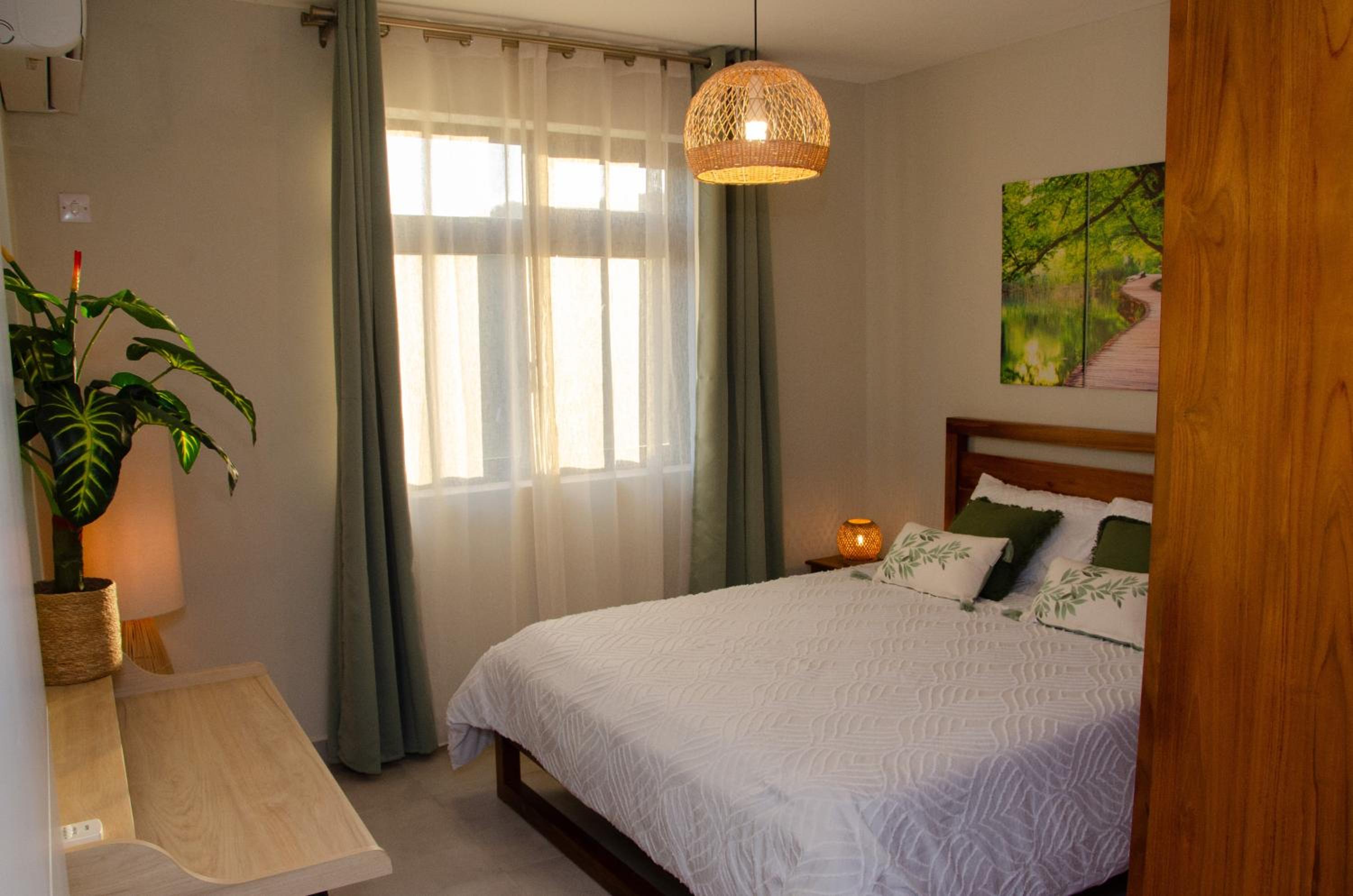 Ellara Escapes - Modern 1-Bedroom Apartment with Hill View - Sodnac, Quatre Bornes