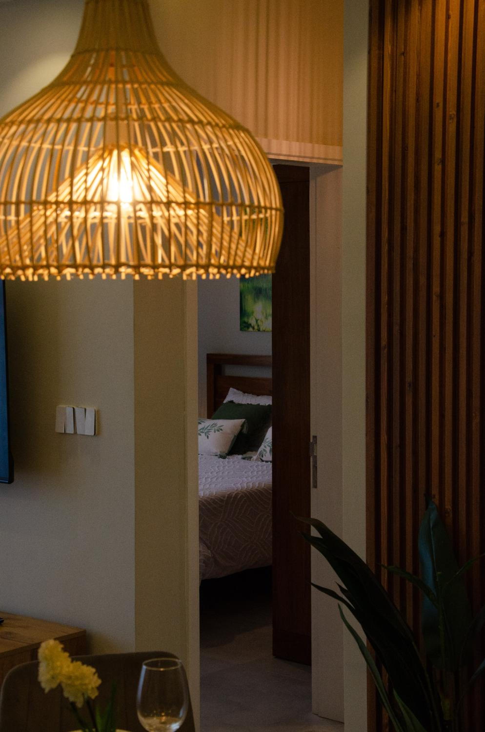 Ellara Escapes - Modern 1-Bedroom Apartment with Hill View - Sodnac, Quatre Bornes