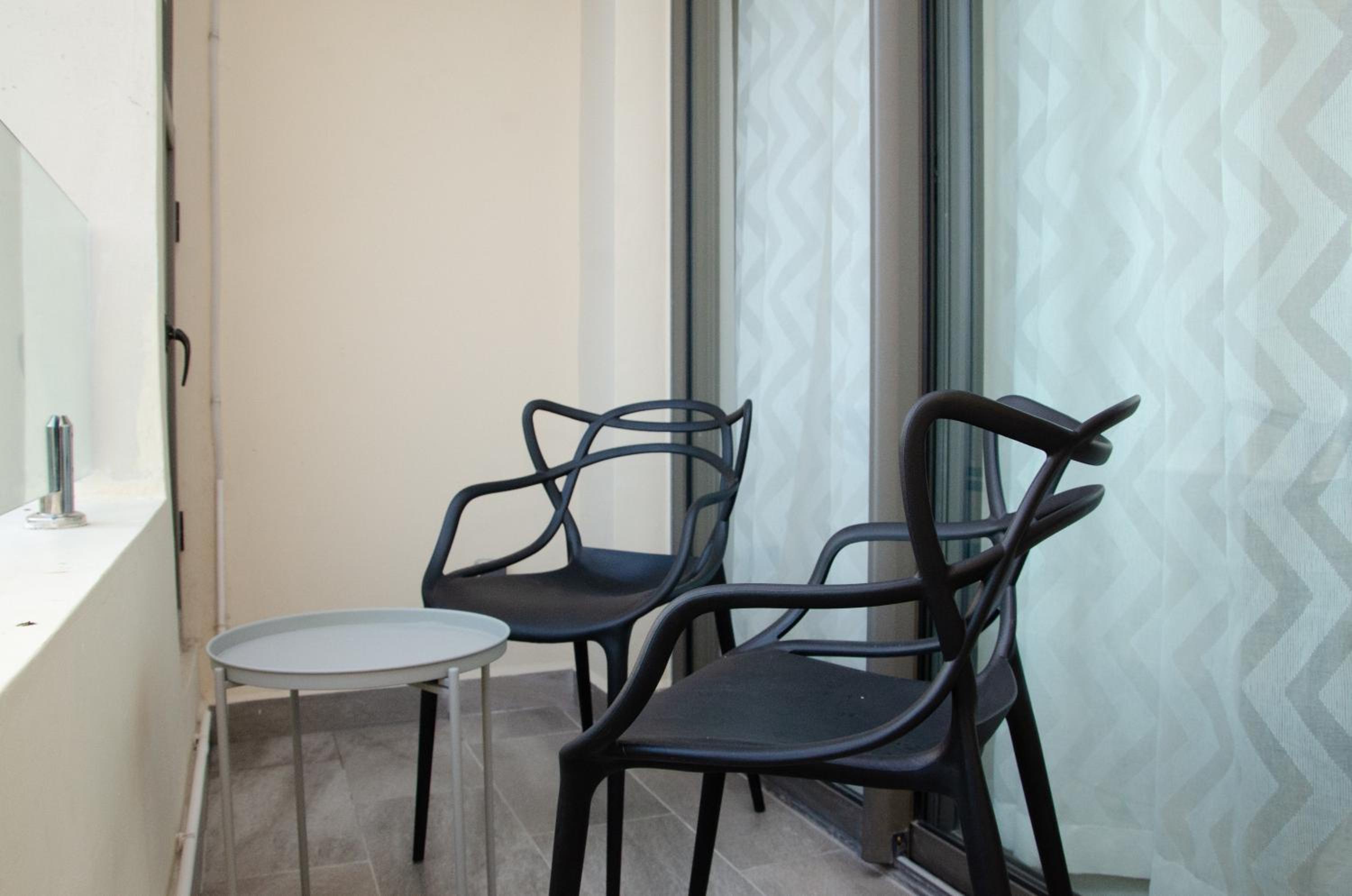 Ellara Escapes - Modern 1-Bedroom Apartment with Hill View - Sodnac, Quatre Bornes