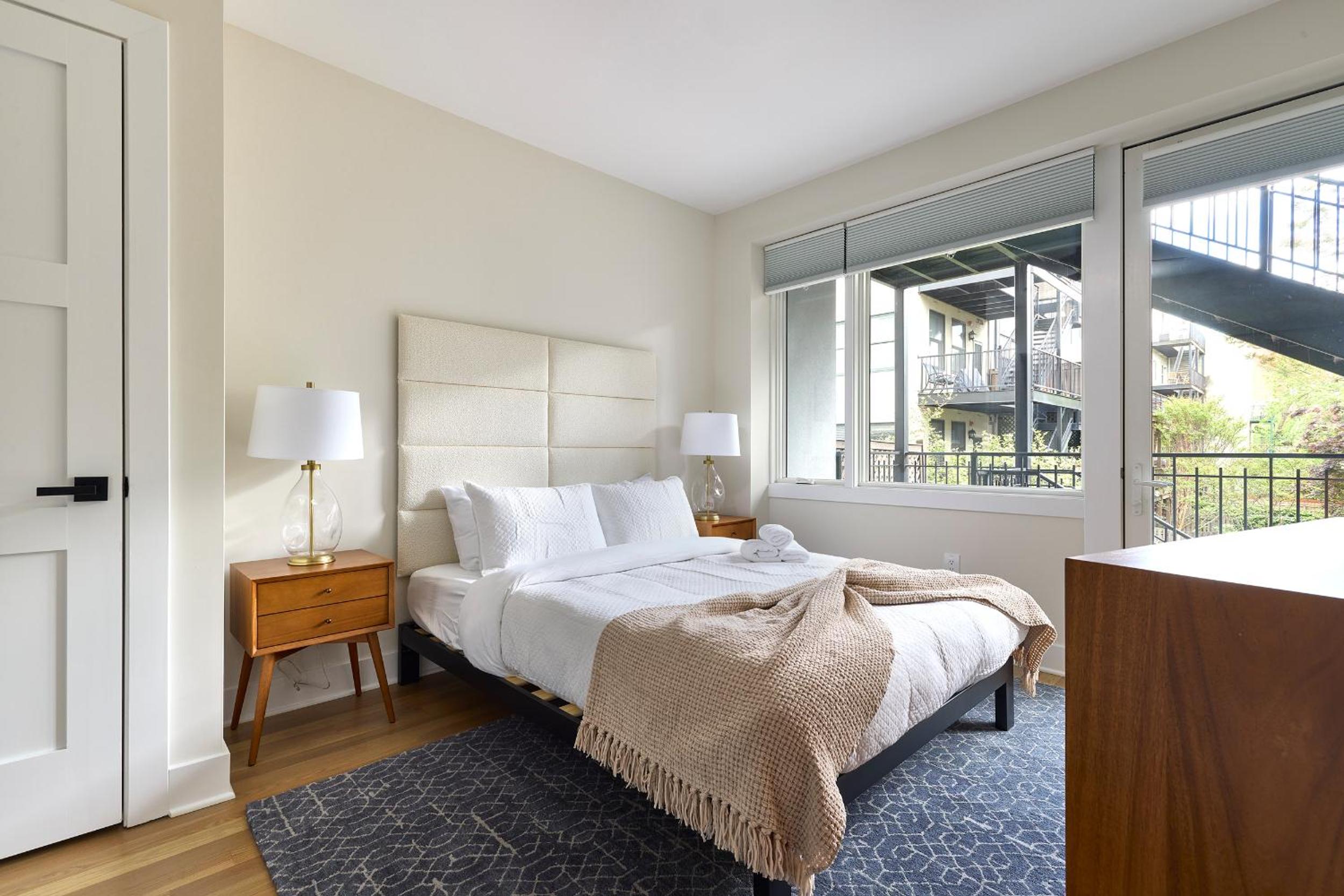 Sunny 2BR Loft • Work Relax Minutes to NYC