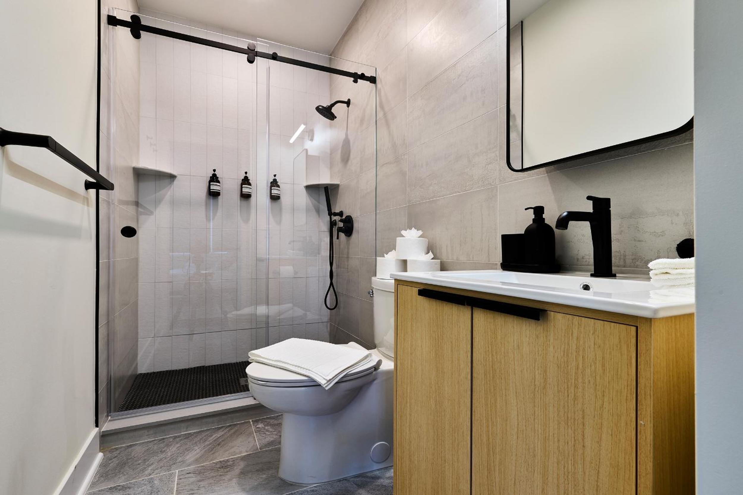 Sunny 2BR Loft • Work Relax Minutes to NYC