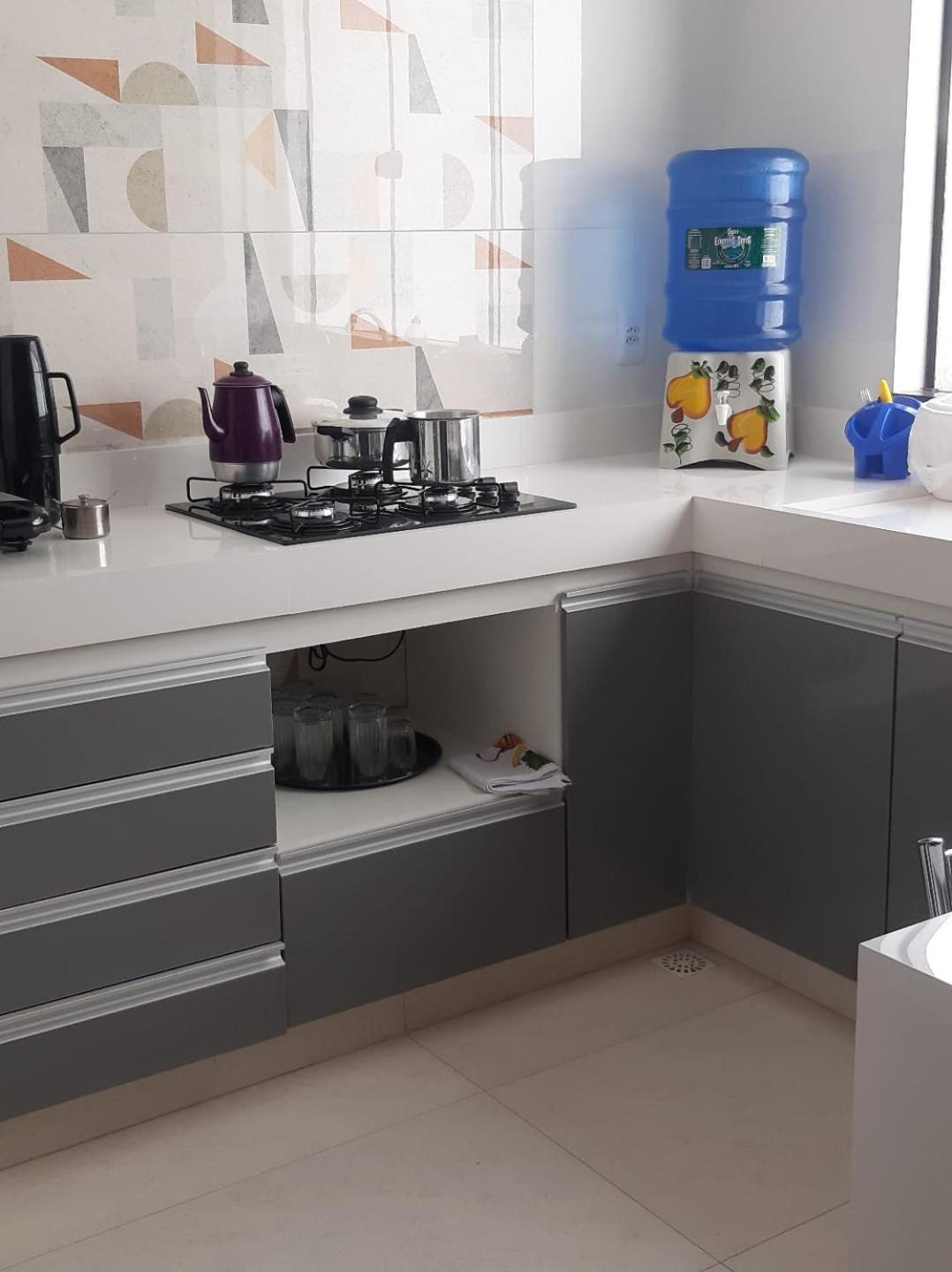 Jeito Mineiro, privacidade para família e grupos -2 quartos- melhor custo-benefício, garagem, sala com cozinha integrada, aconchegante, ambiente moderno e 