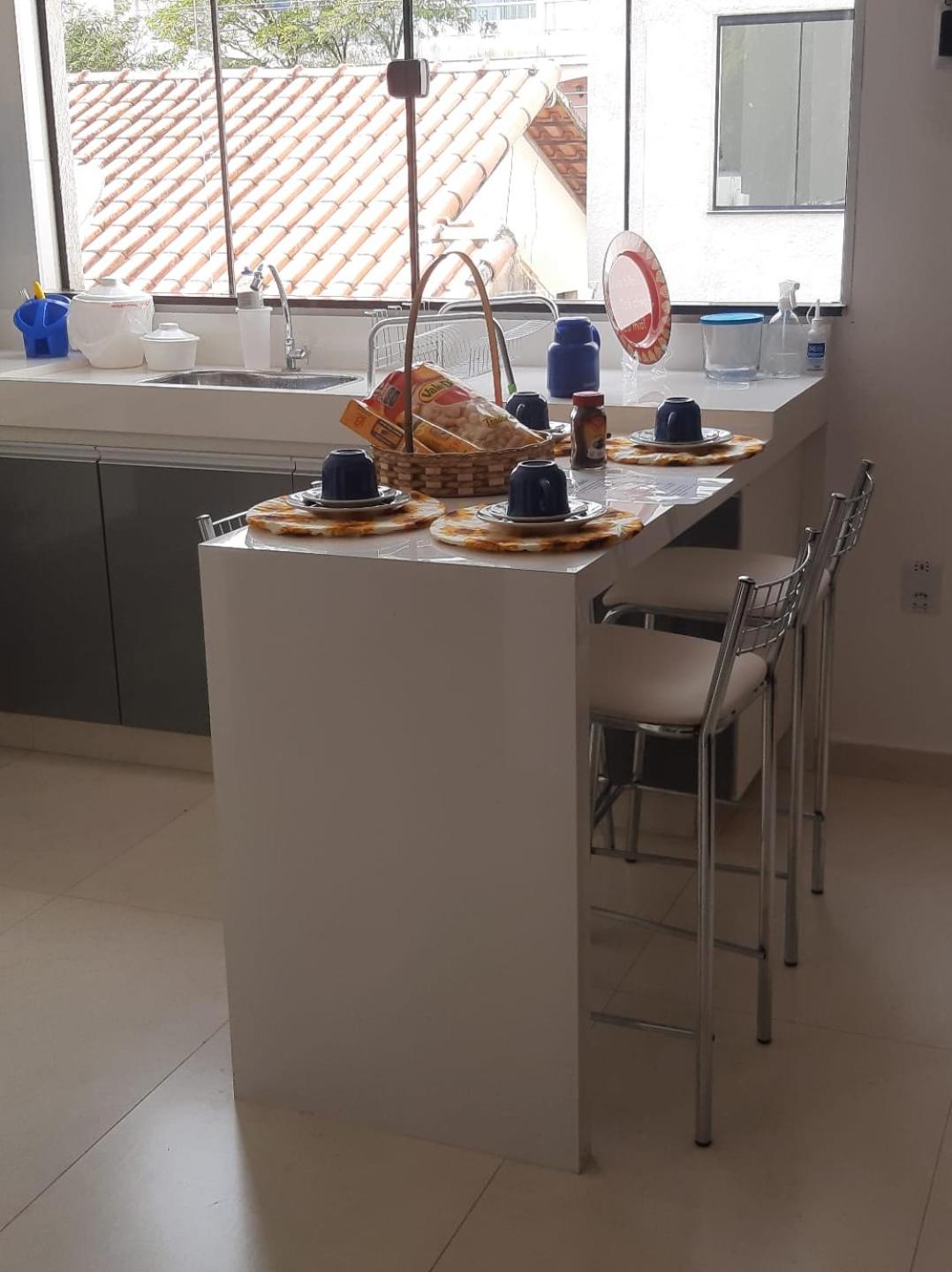 Jeito Mineiro, privacidade para família e grupos -2 quartos- melhor custo-benefício, garagem, sala com cozinha integrada, aconchegante, ambiente moderno e 