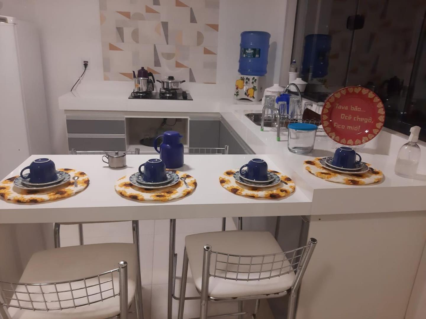 Jeito Mineiro, privacidade para família e grupos -2 quartos- melhor custo-benefício, garagem, sala com cozinha integrada, aconchegante, ambiente moderno e 