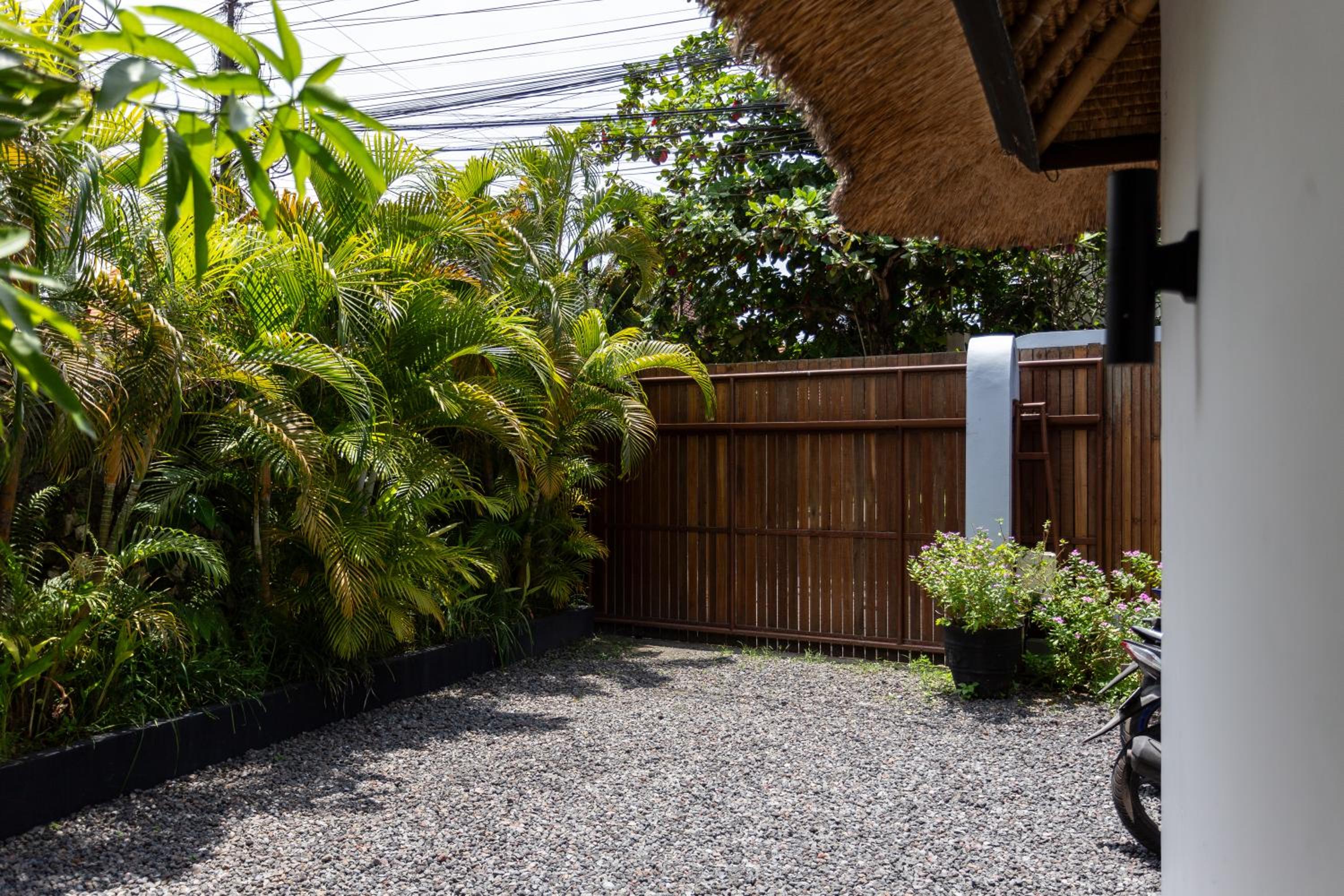 Villa Ilo Umalas Spacious 3-Bedroom Oasis with Huge Pool & Garden