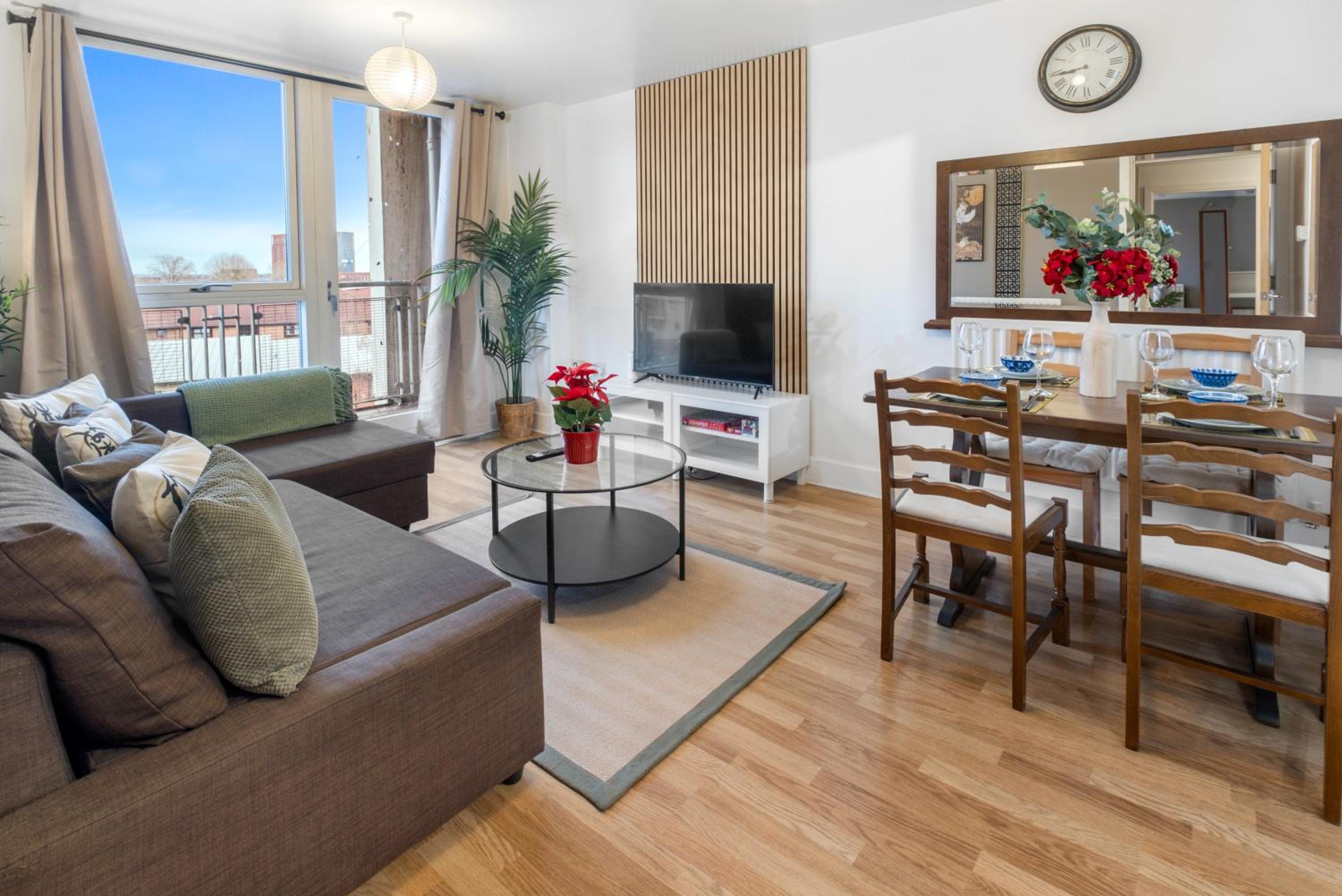 The Asian Zen Suite- Balcony - Netflix and City View