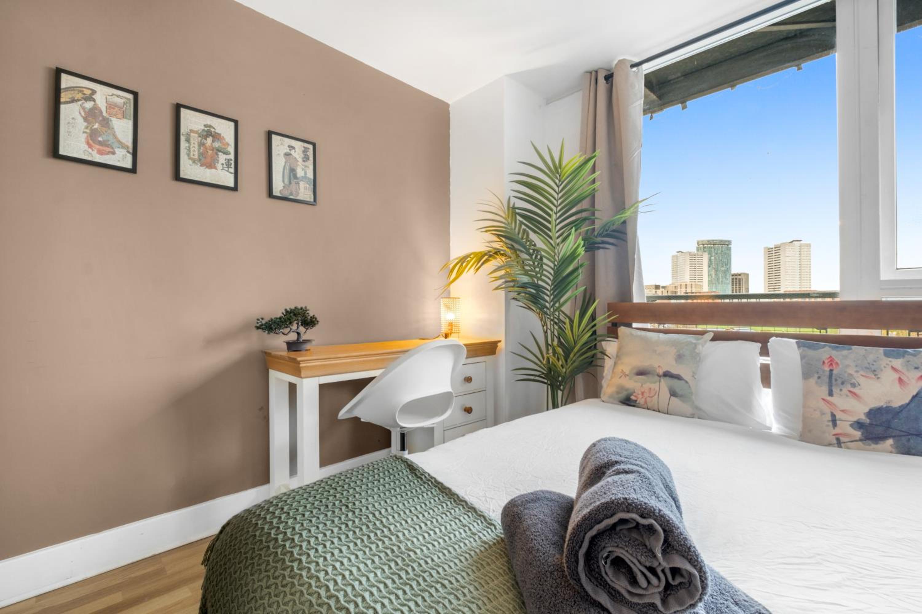 The Asian Zen Suite- Balcony - Netflix and City View