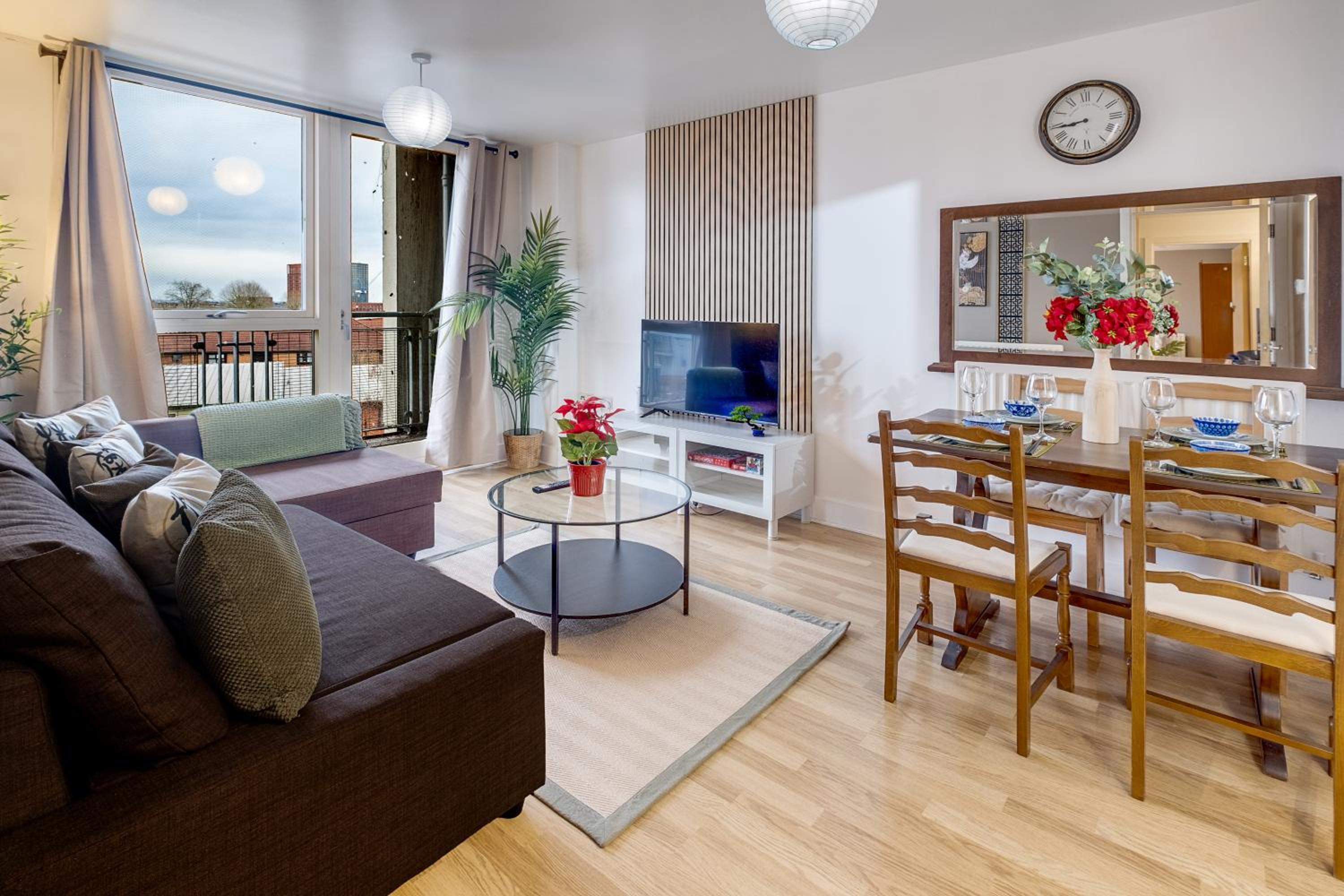 The Asian Zen Suite- Balcony - Netflix and City View