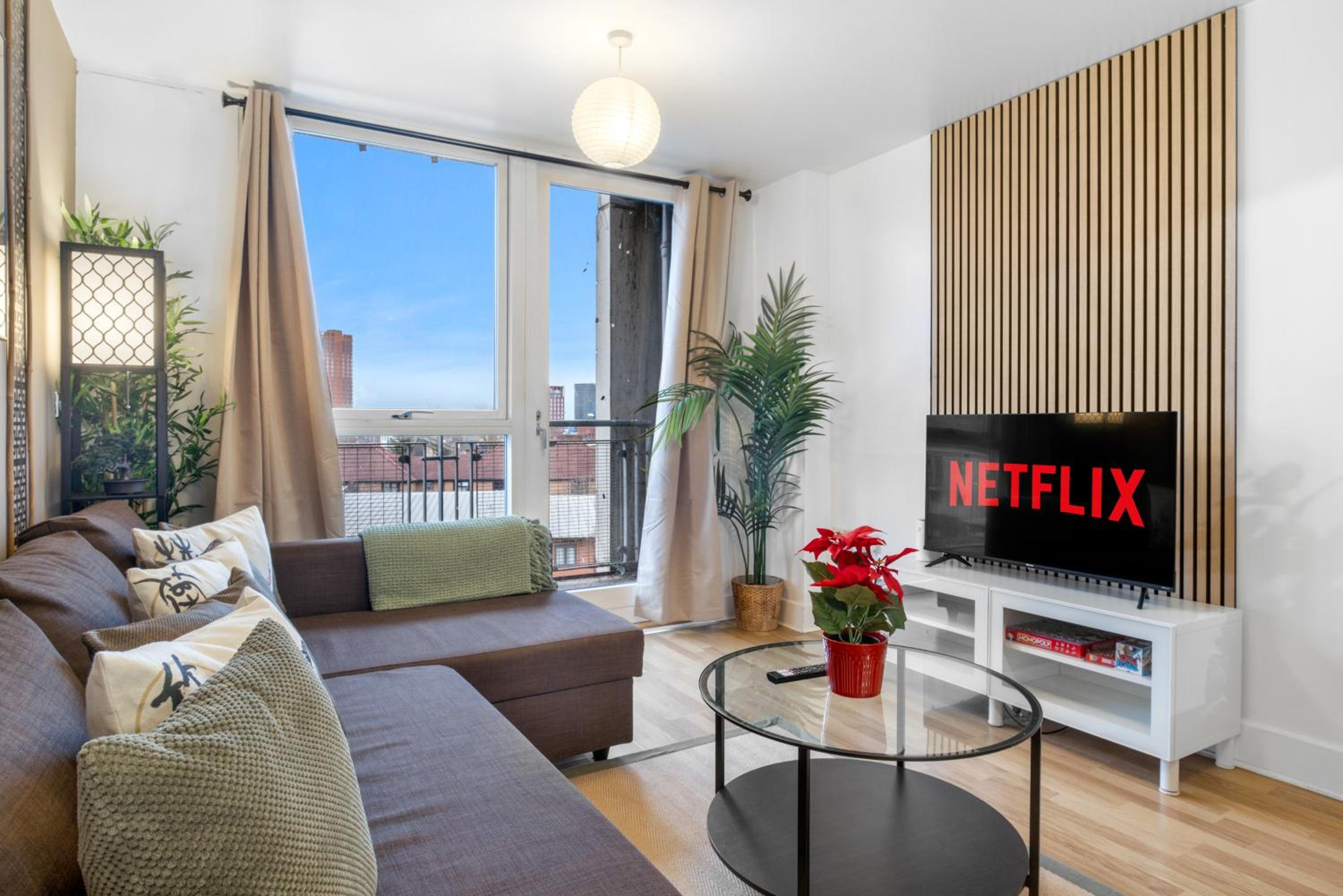 The Asian Zen Suite- Balcony - Netflix and City View