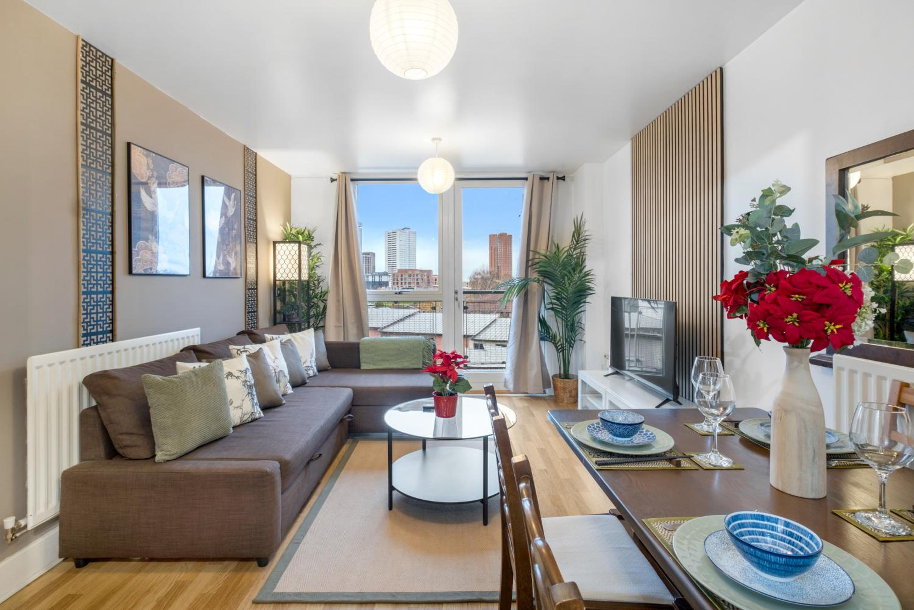 The Asian Zen Suite- Balcony - Netflix and City View