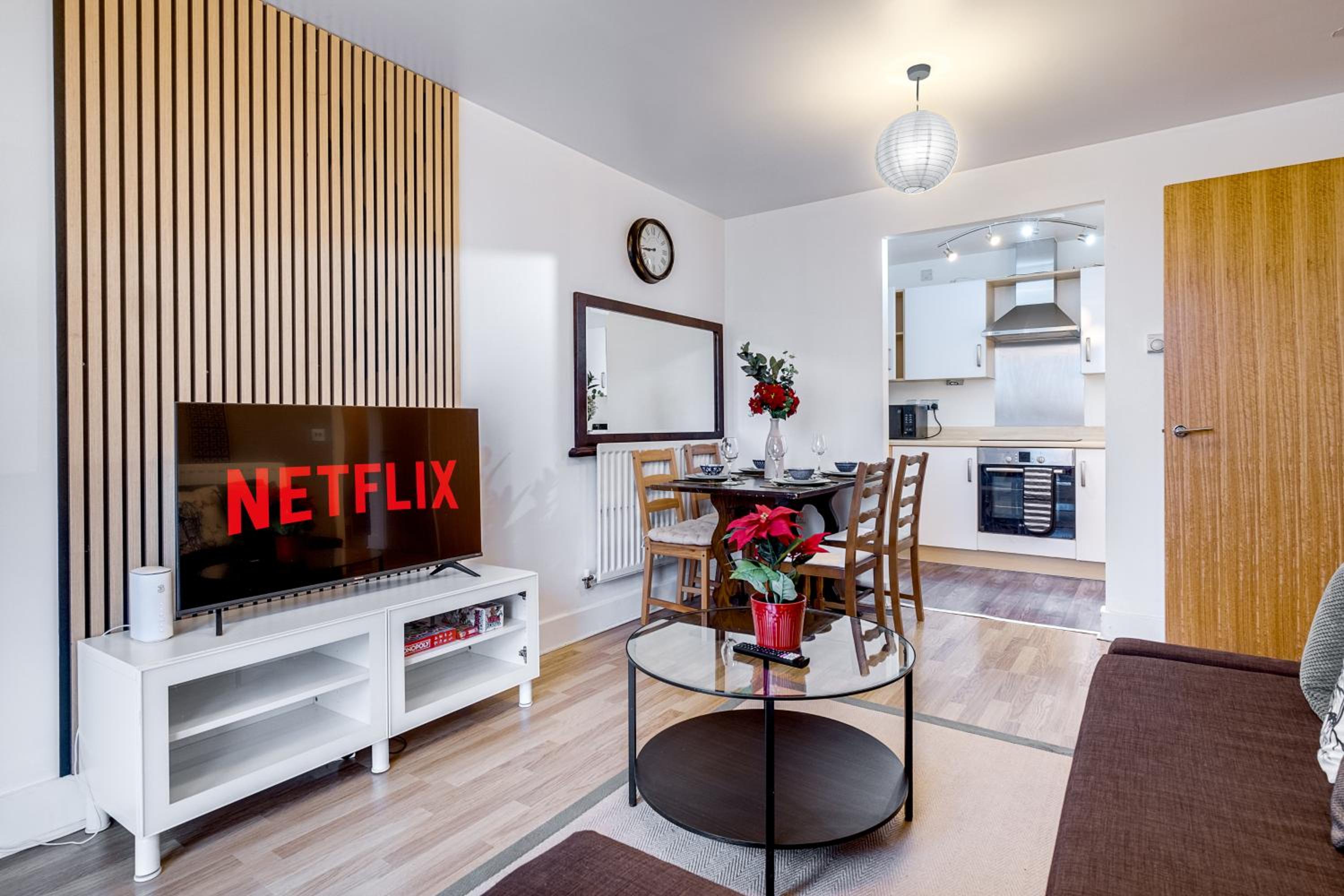 The Asian Zen Suite- Balcony - Netflix and City View