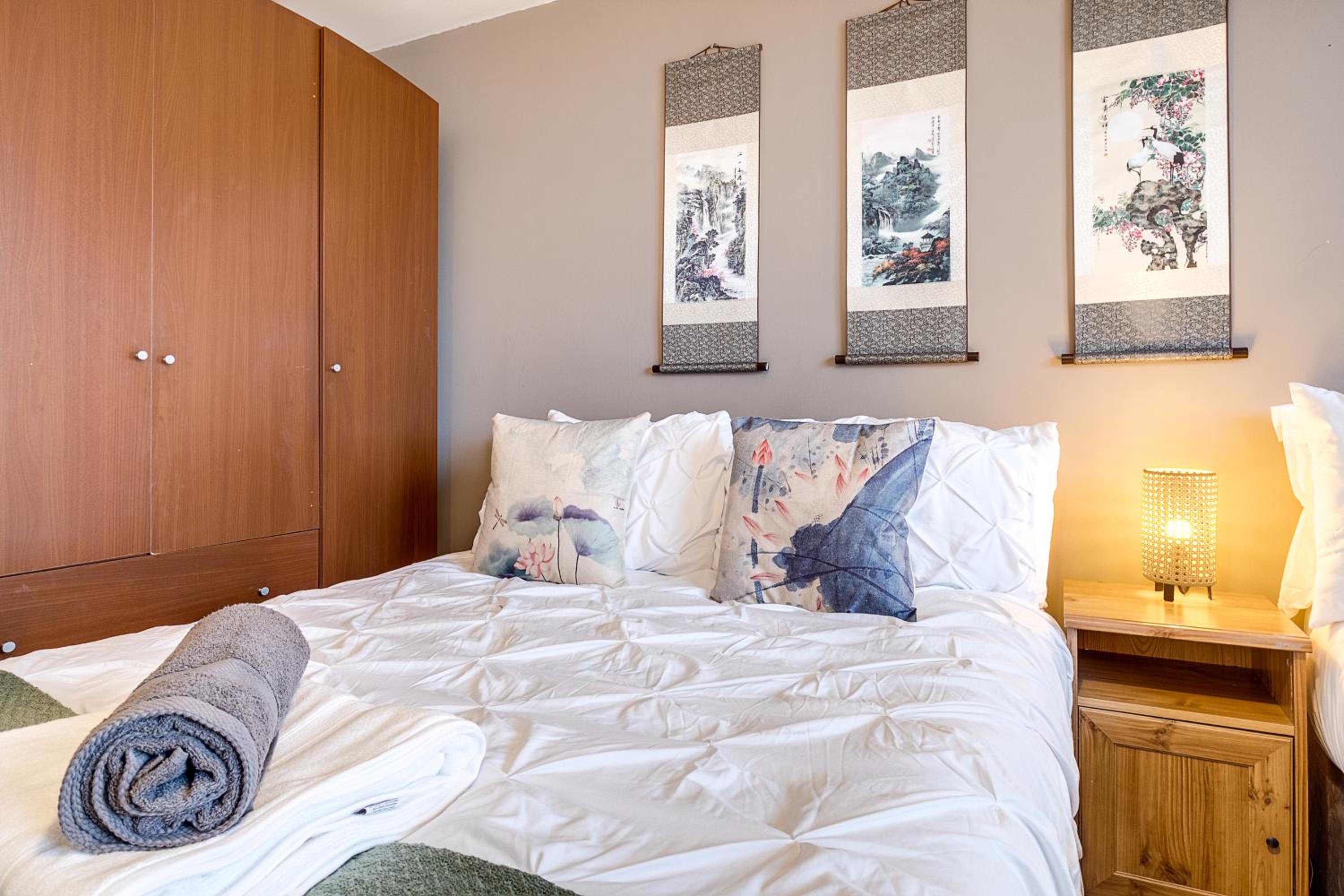 The Asian Zen Suite- Balcony - Netflix and City View