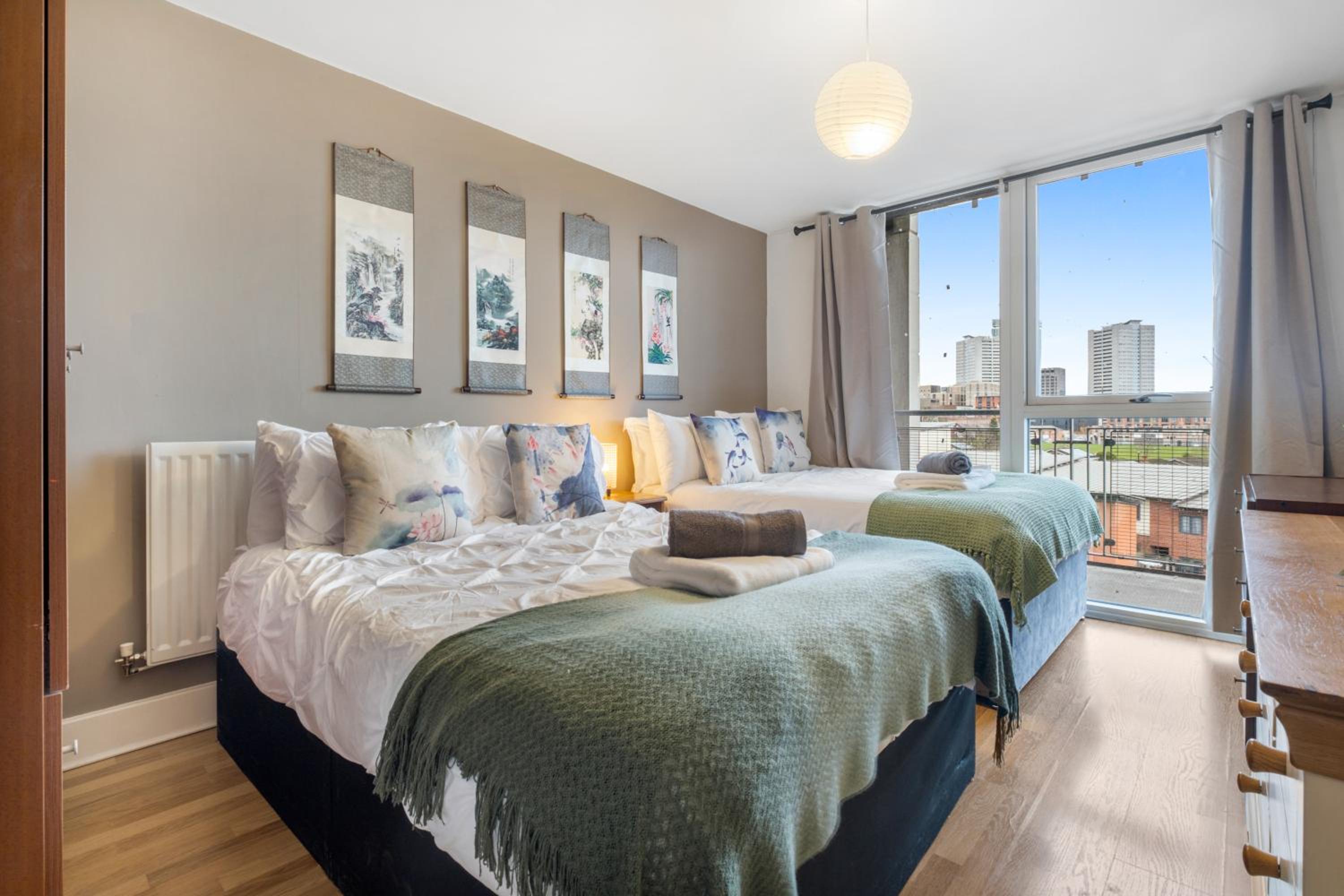 The Asian Zen Suite- Balcony - Netflix and City View