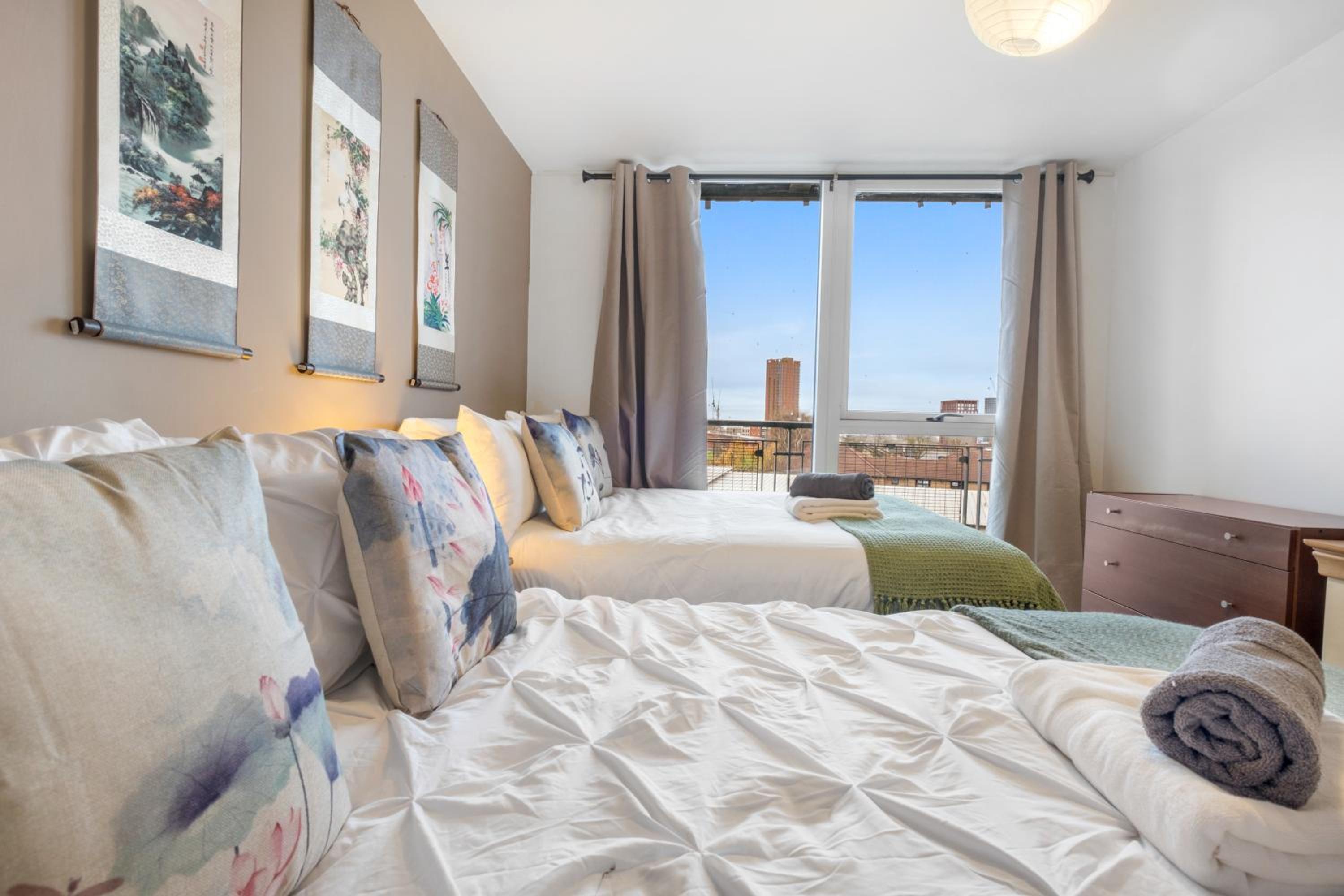 The Asian Zen Suite- Balcony - Netflix and City View