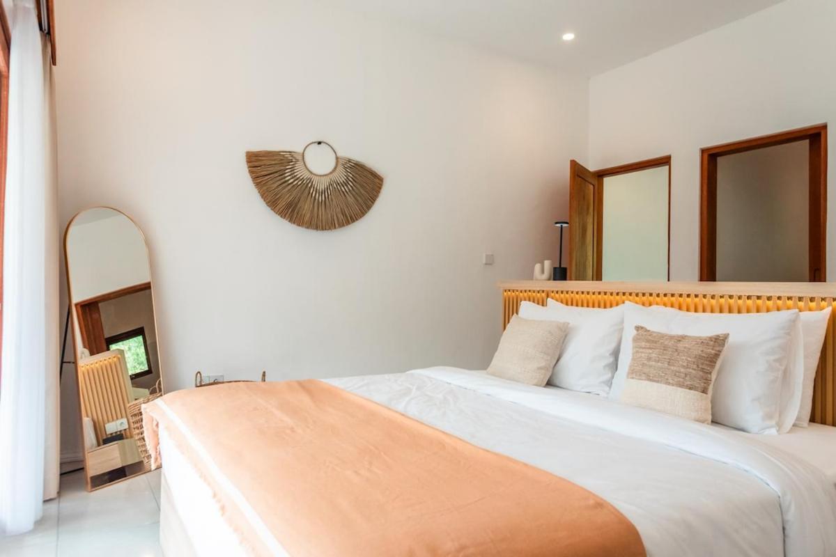 NMBR Four - New 2BR Stylish villa with private Pool & Garden